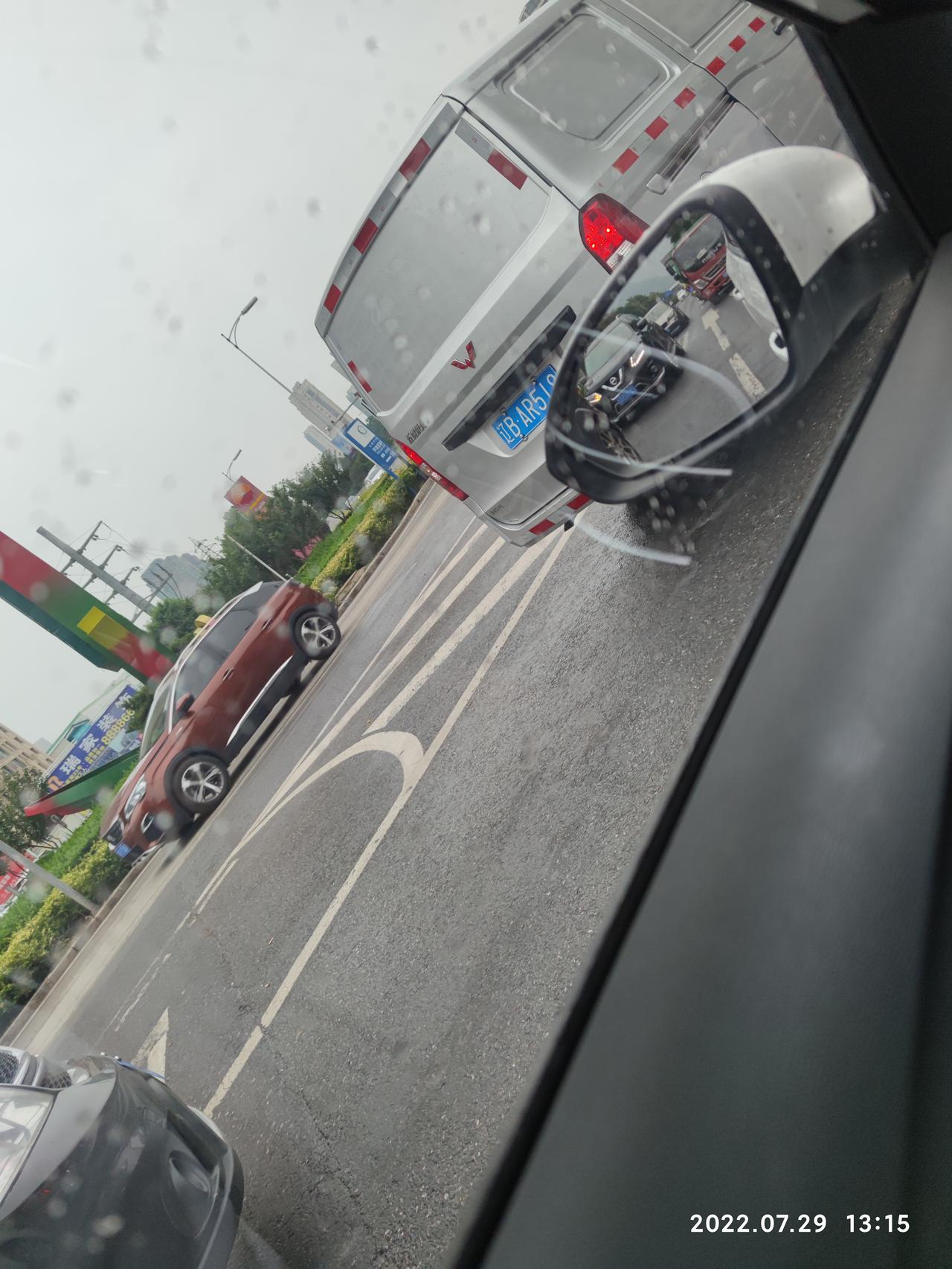 别克英朗 请问这里可以掉头么？