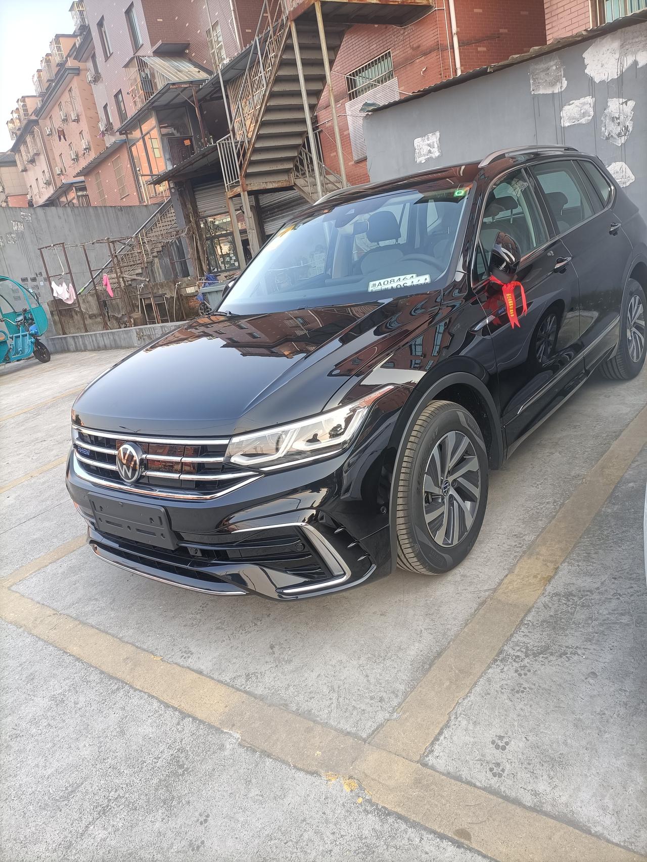 大众途观L PHEV 在杭州乔司买了车子为什么没有充电桩，我说因地方拆迁，先领回自己想装时再装，销售不让我领（钱花了就是