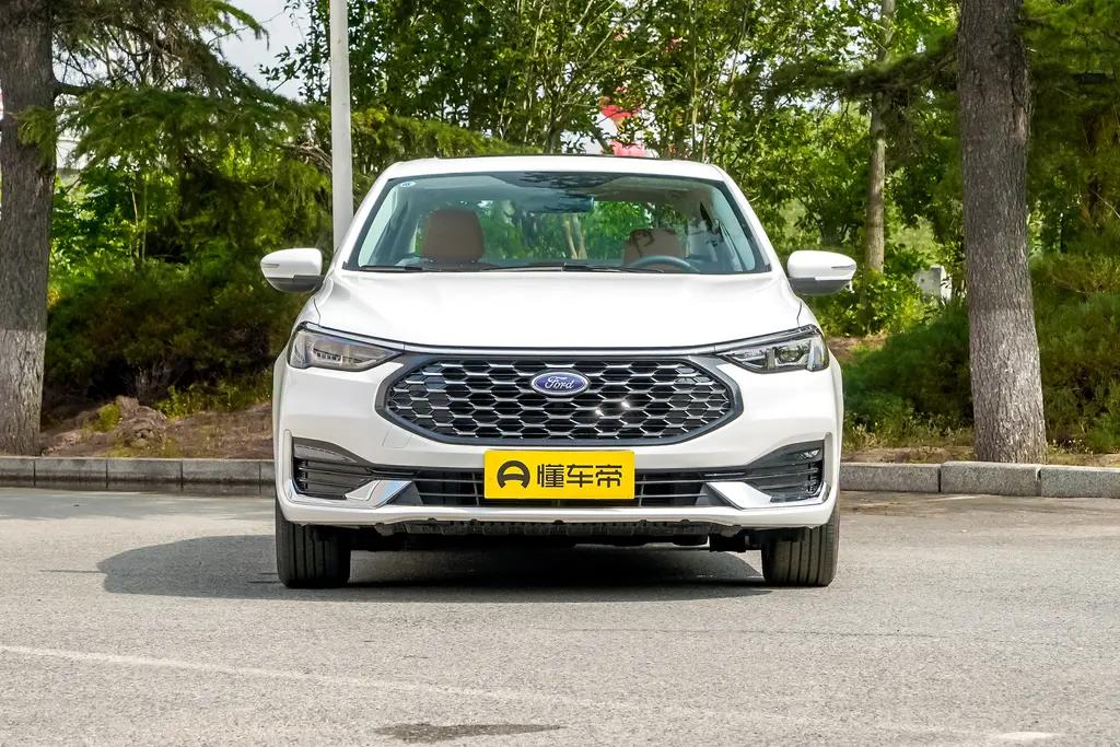 东风风行风行T5 EVO 最近想买一辆车，预算有限，首付1个w左右，看中4款，福特 福睿斯 传奇 影豹 东风 T5EVO