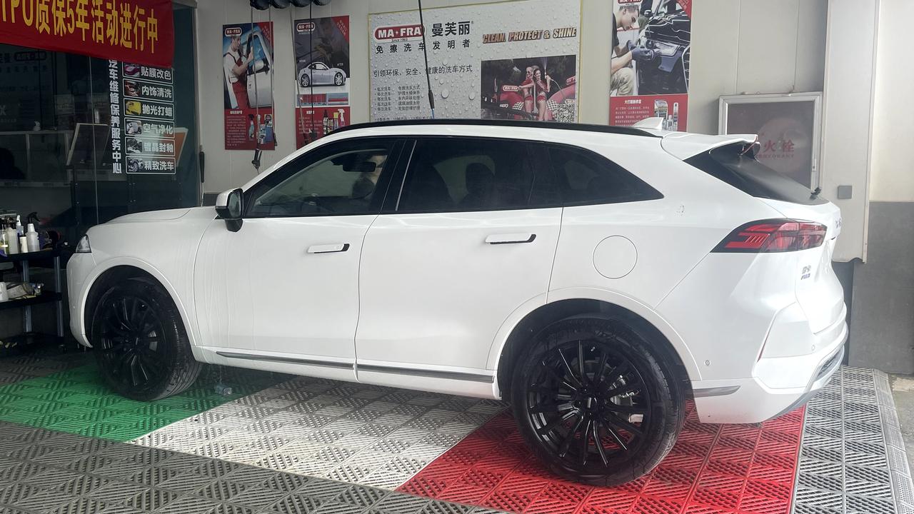 魏牌摩卡DHT-PHEV 各位兄弟姐妹们，你们新车贴膜了吗？4s店送的是什么牌子的膜，在外面贴的话哪一款性价比高点？预算