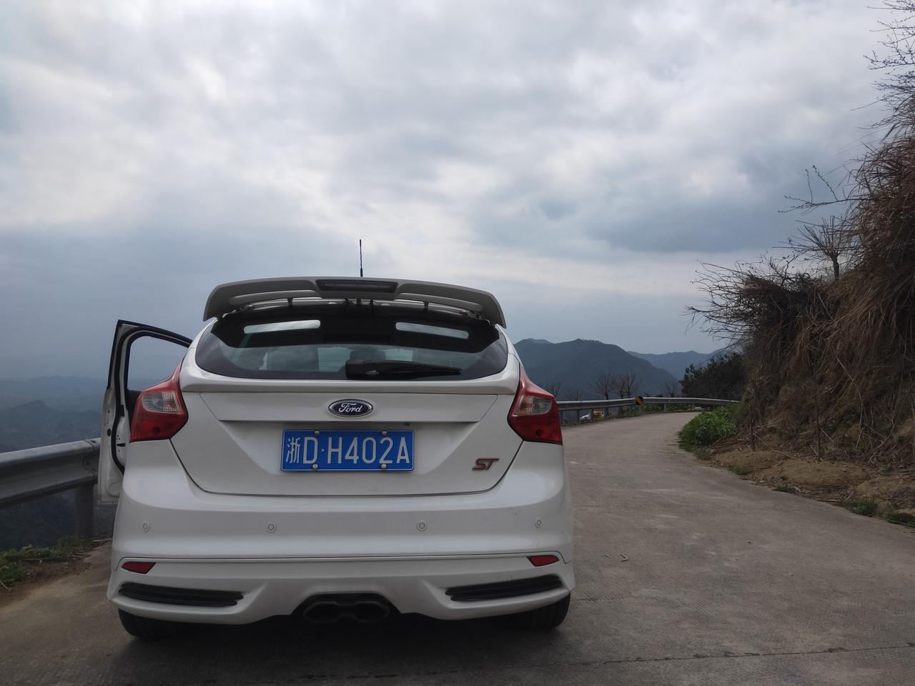 福特福克斯(进口) 各位车友你们好，我的st跑直线的时候方向有时候大幅度往一个方向跑，用手扶一下就往另一个方向跑，是什么