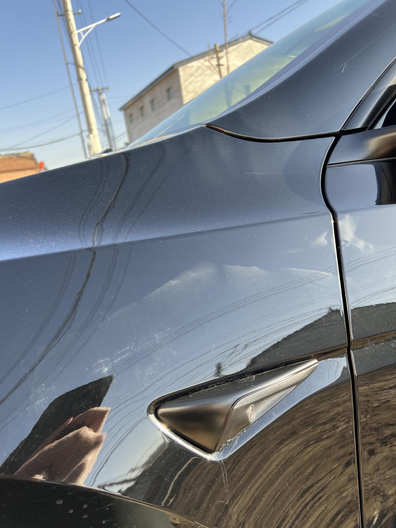 特斯拉Model Y 车停路边不知道被喷上了什么东西，好像一层膜，磨砂质感，特别吸土，大家有遇到过相同的问题吗？