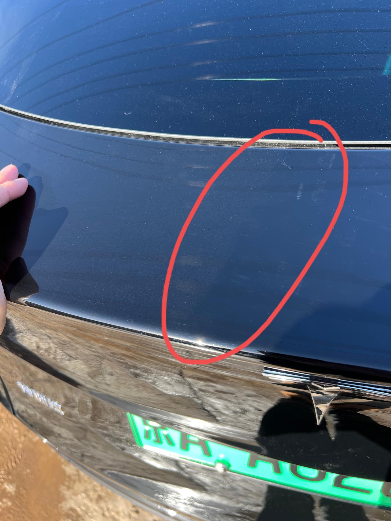 特斯拉Model Y 车停路边不知道被喷上了什么东西，好像一层膜，磨砂质感，特别吸土，大家有遇到过相同的问题吗？