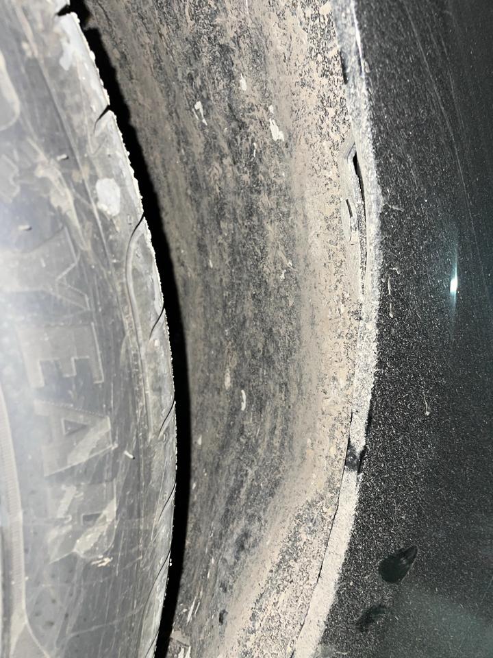领克03 新车才5天，四个轮胎的挡泥板拼缝处都凹回去了，这正常吗？
