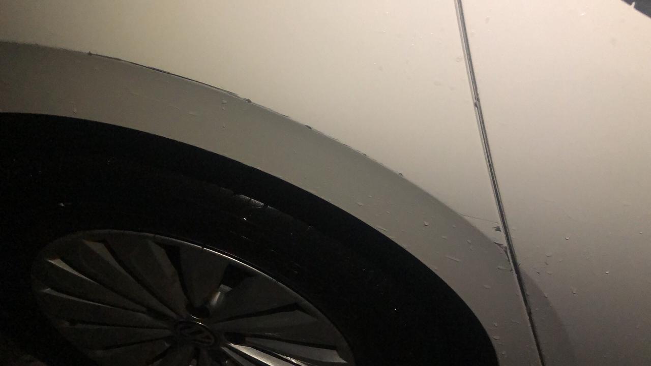 大众朗逸 求老师们指点  这种划痕怎么可以修复和原来一样  急等  拜托。。。