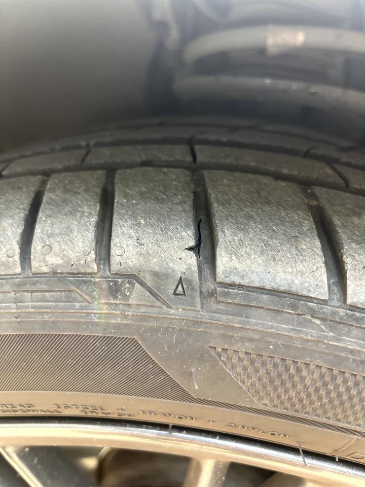 宝马3系 请大家看看这个轮胎成这样了需要更换吗，基本不上高速