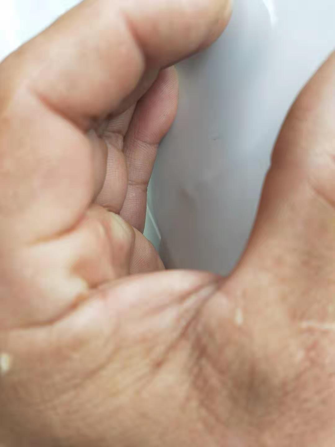 大众朗逸 右后车门有鼓包，4s店说是撞得，。。。。。拆开门板看过，里面这个地方好像有个固定钢板，是质量问题，还是什么情况