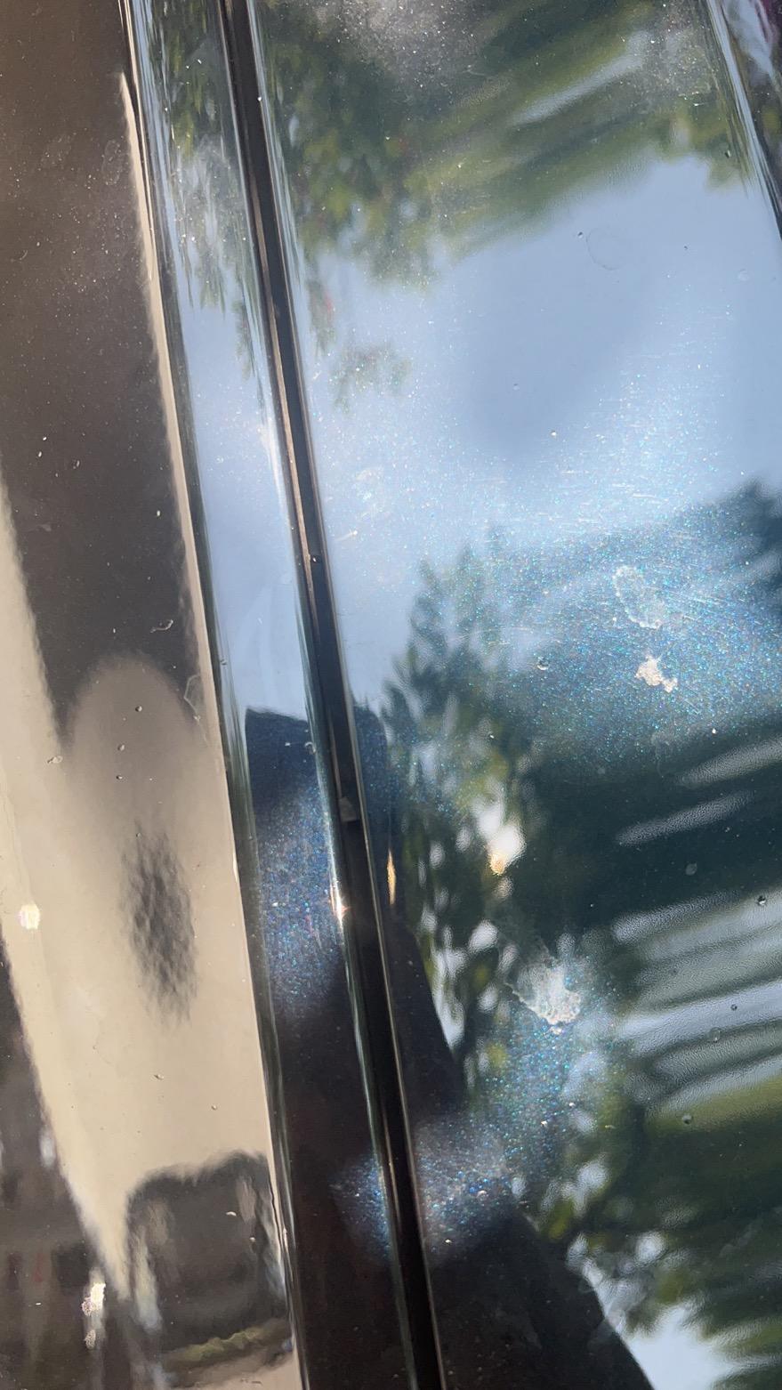 宝马3系 你们的车，机盖关紧，机盖与车的缝隙能不能看到胶垫？