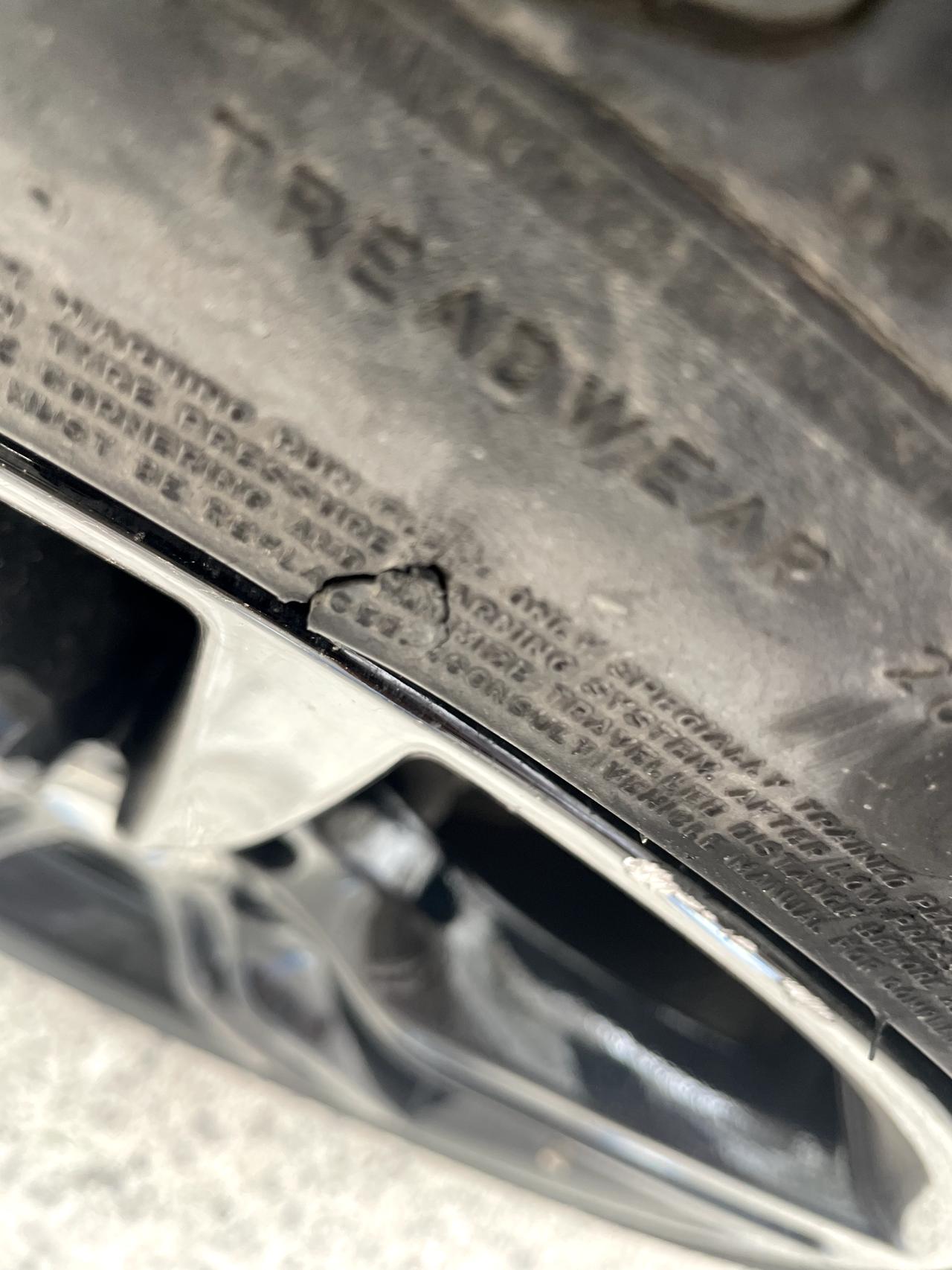 宝马3系 这碰一下，轮毂和轮胎修复一下得多少钱