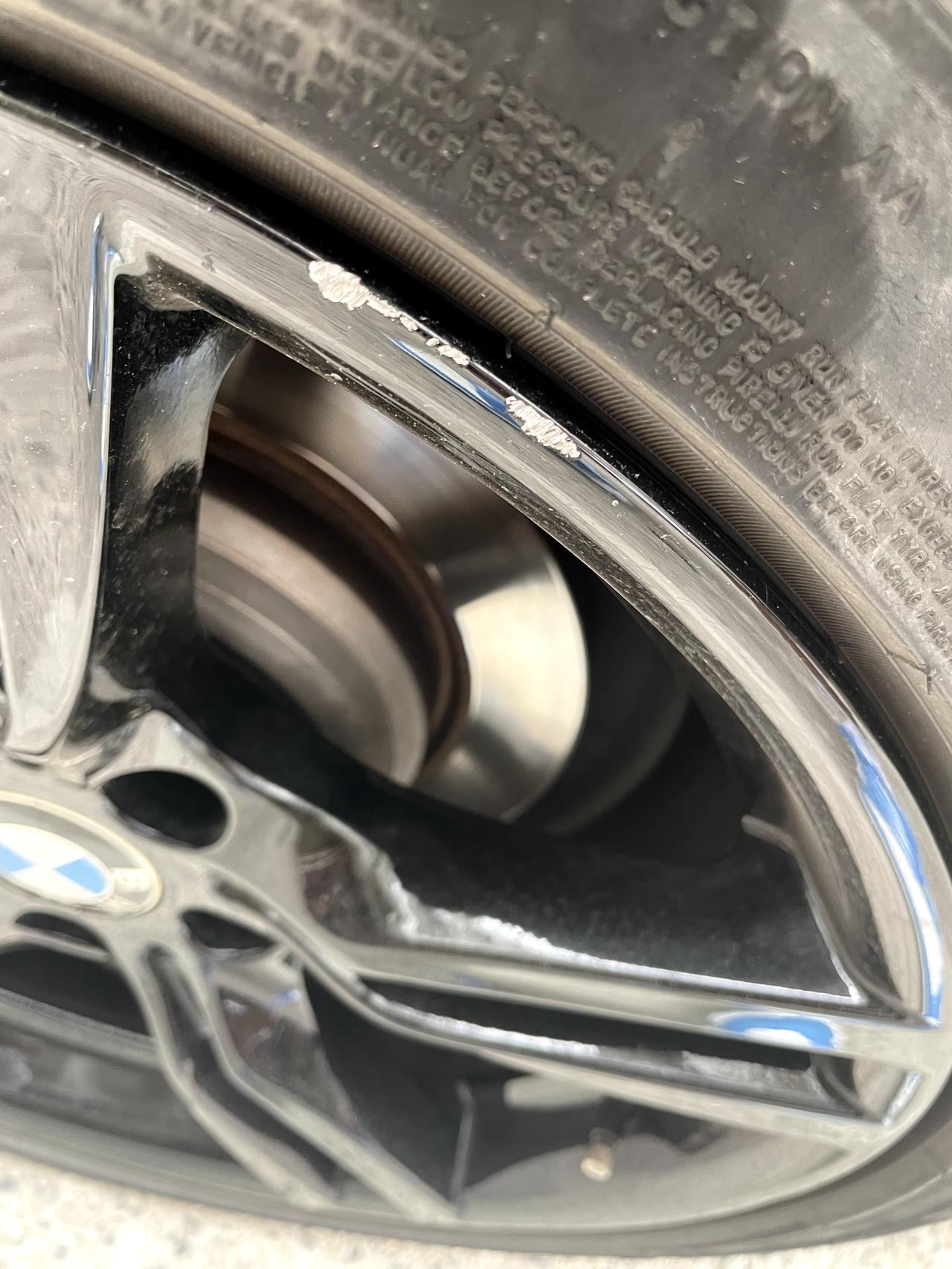 宝马3系 这碰一下，轮毂和轮胎修复一下得多少钱
