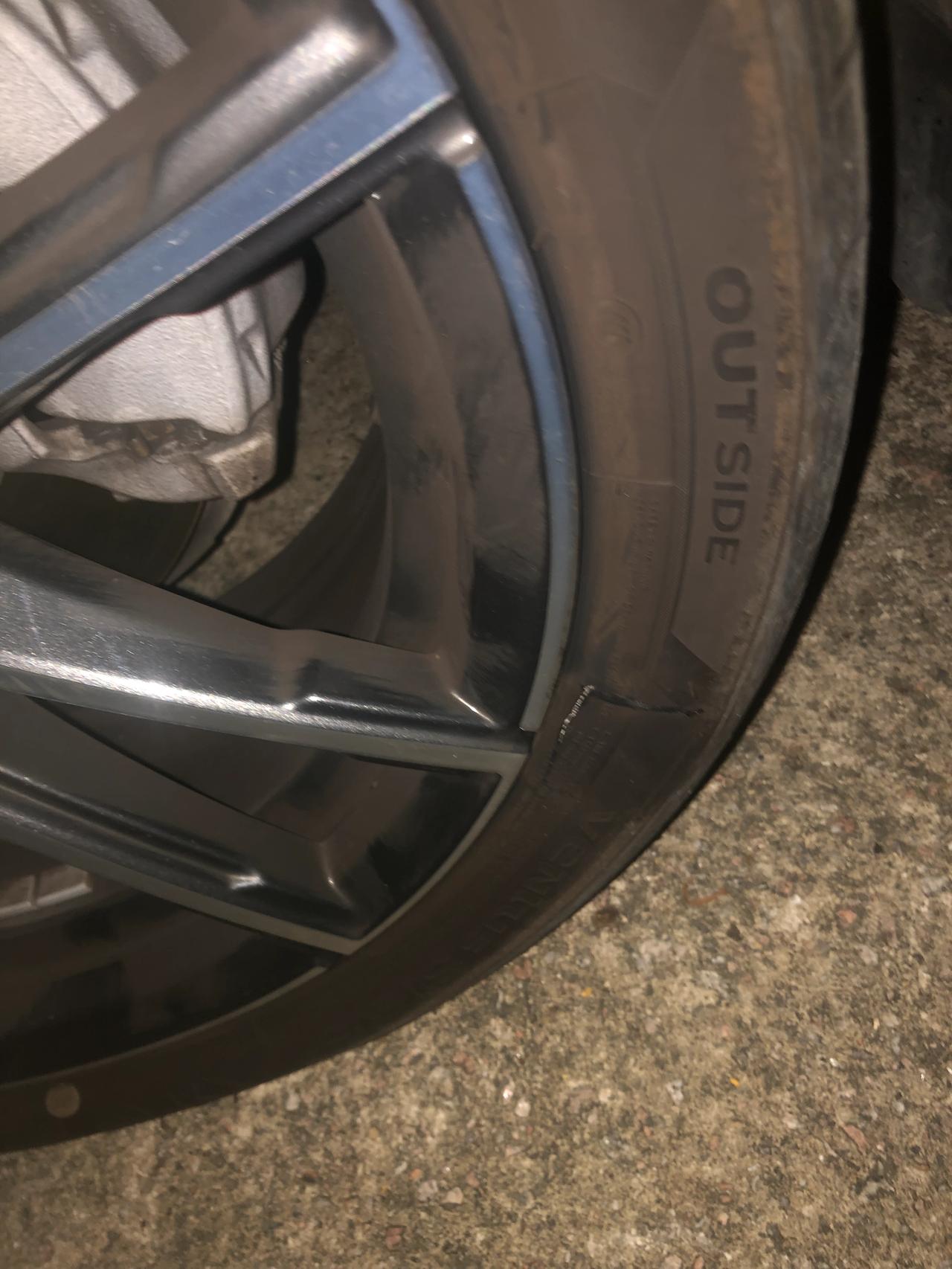 宝马3系 325lim新车才开一个月高速上面爆胎了 还有谁的新车有这样的情况吗