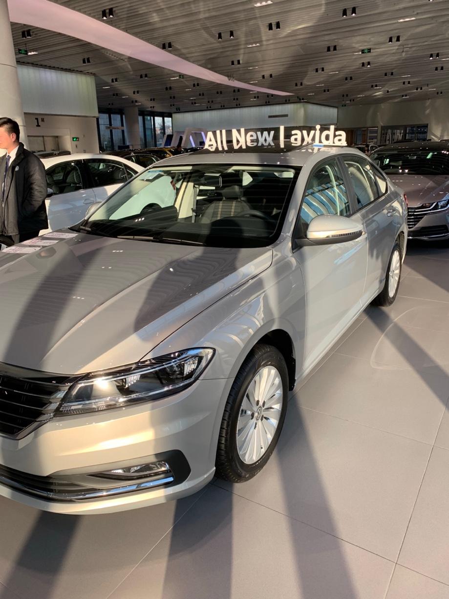 2018款1.4T朗逸Plus 舒适版多少钱可以入手。今天在4S店看价格是裸车130,000。落地的话差不多15。价格是