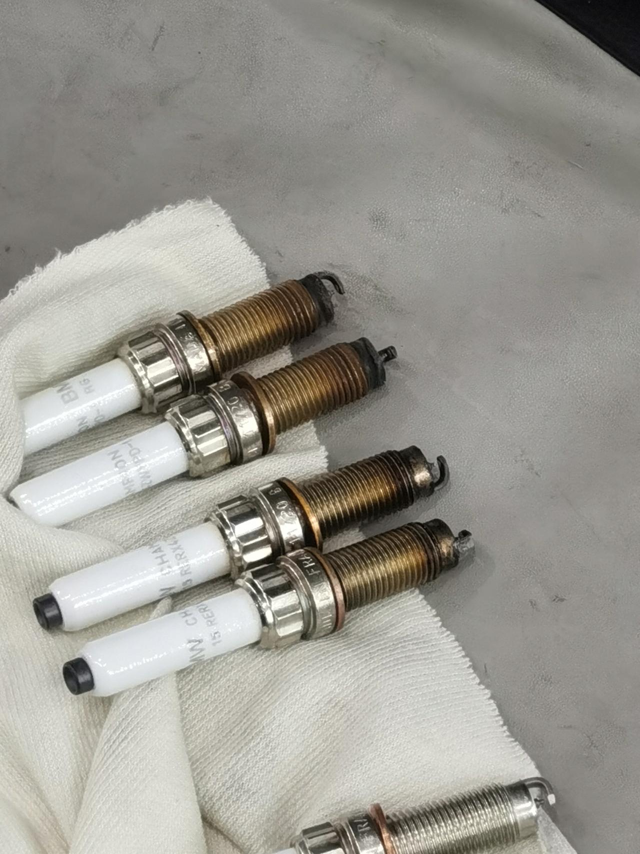 宝马3系 烧了吗？1.6w公里 二保… 烧了吗？ 师傅还是劝说5.75L  我也不执意坚持了…自己前几天测 机油还是所谓