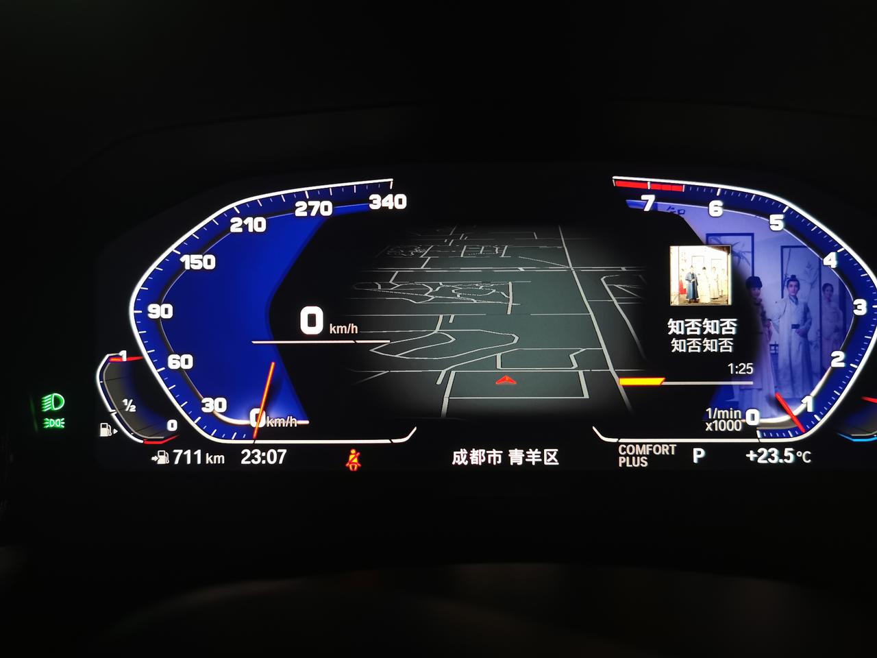 宝马3系 请教几个问题。一是，自带的地图导航，如何更新啊，它也没有网。二是，你们一般用的哪个导航，自带的可以投屏仪表盘，