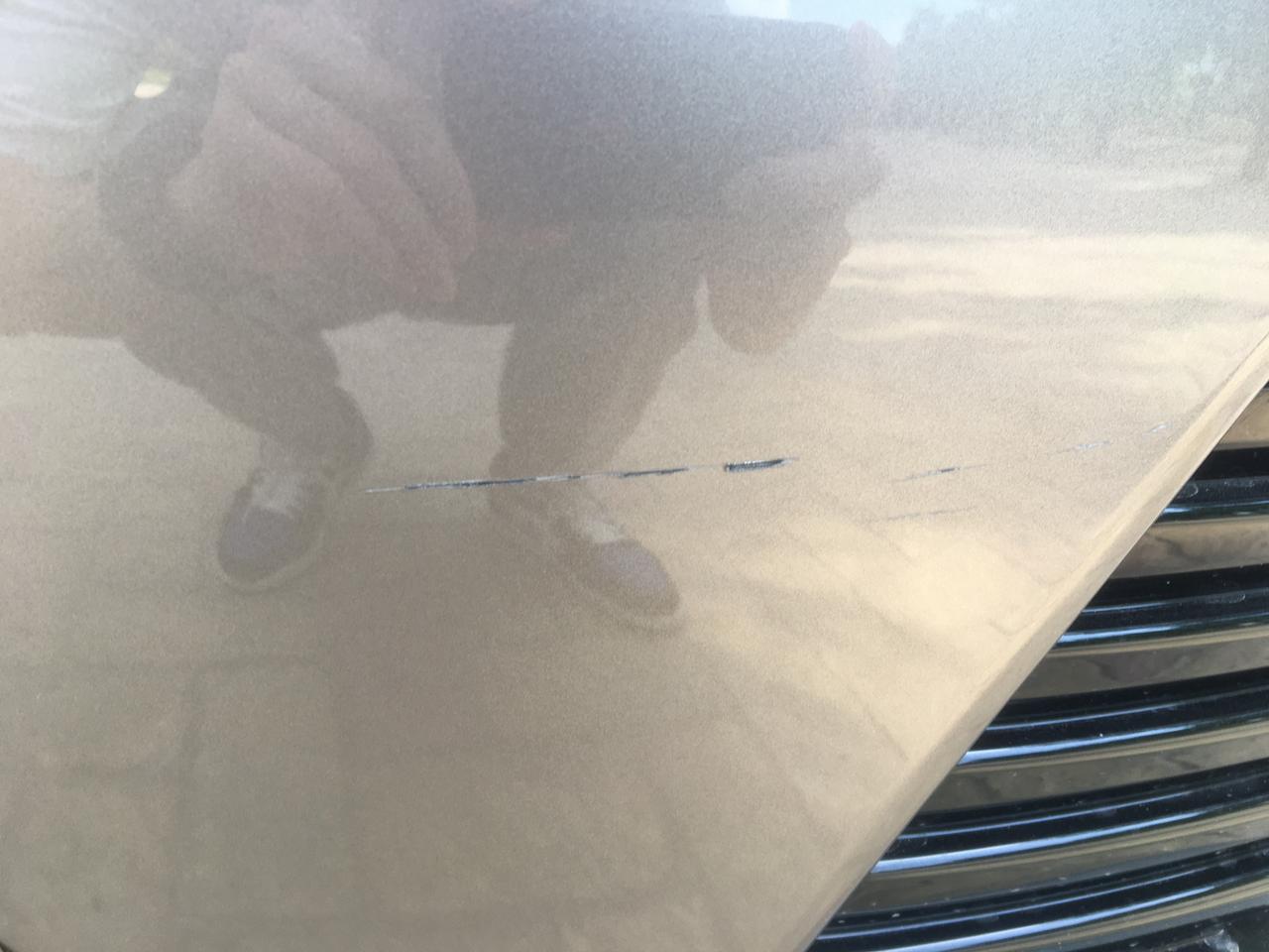 丰田卡罗拉 车友们，我的新车停车的时候刮到了，应该怎么处理？一个地方是雾灯装饰条，一个地方是下面的漆