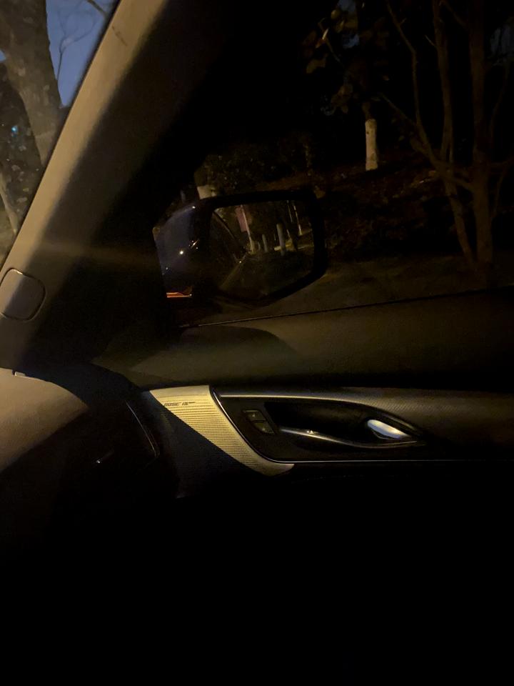 凯迪拉克CT5 4儿子送的3m的膜，晚上稍微没光就看不清后视镜了。这正常吗？贴图是一张手机正常拍摄，另外一张是手机补光拍