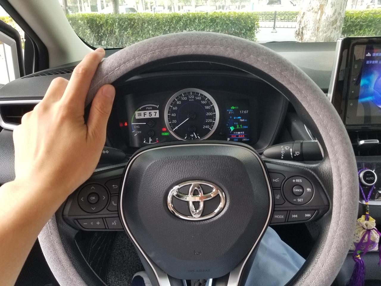 丰田卡罗拉 新手第一天上路，求教怎么看油耗？还有如何使用定速跟车？大佬来给个解答吧。
