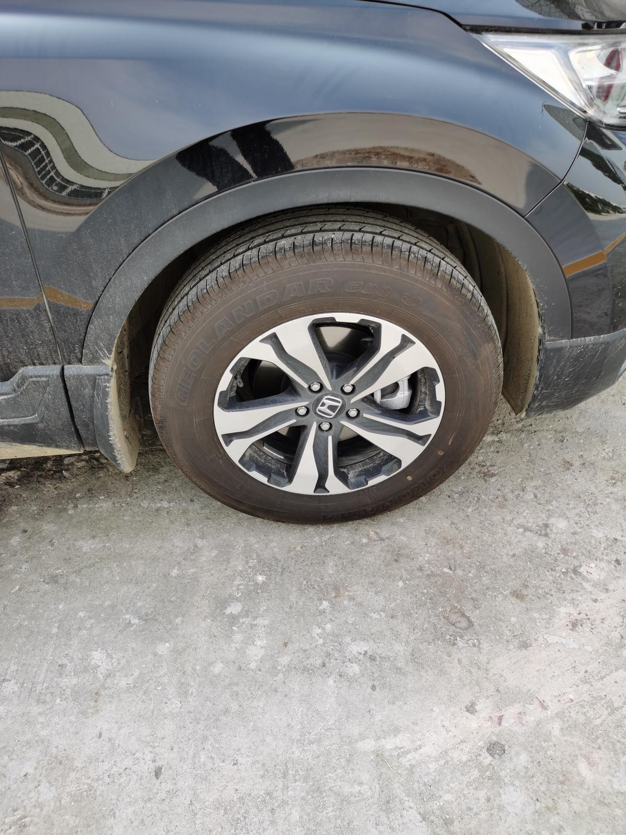 本田CR-V 我买的21款CR-V，提车刚到3个月，现在轮胎外圈表面看着颜色有些不太正常，看着给烤过一样的，请问有知道是