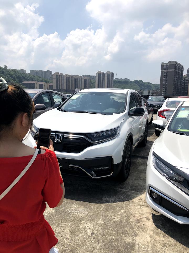 本田CR-V 我的白色黑爵士提车3个月了，全方面感受还可以、如油耗 舒适 外观 安全配置方面还有性价比都还可以！这些方面