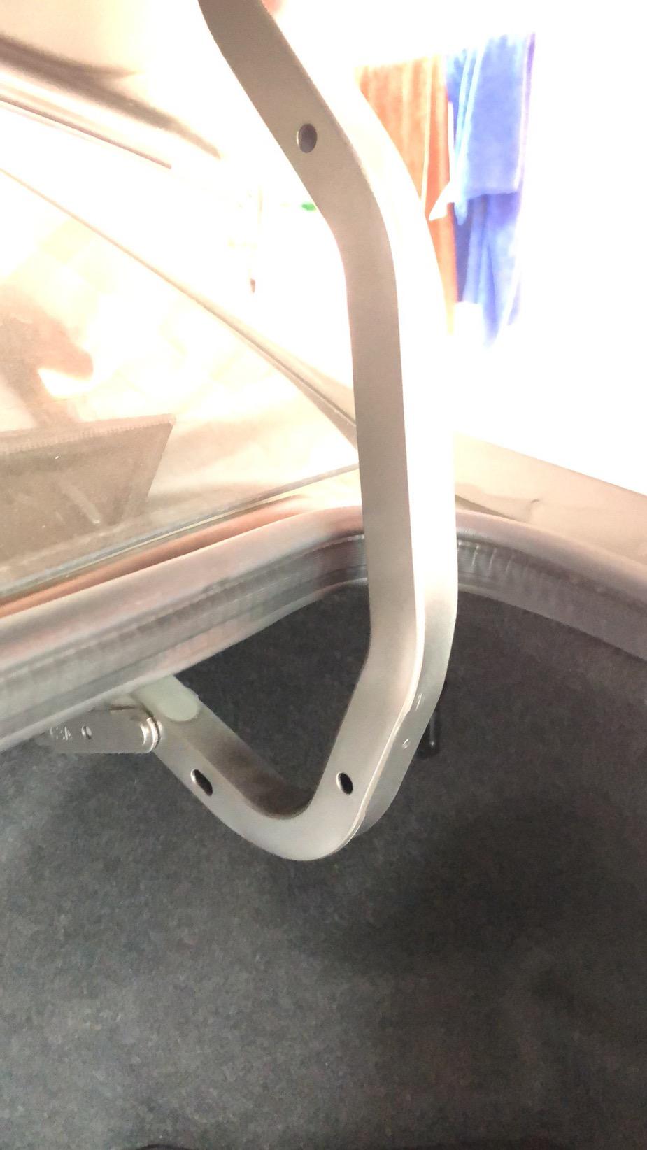 丰田卡罗拉 后尾箱关起来的时候难关，而且关起来高了，是链条的问题吗？