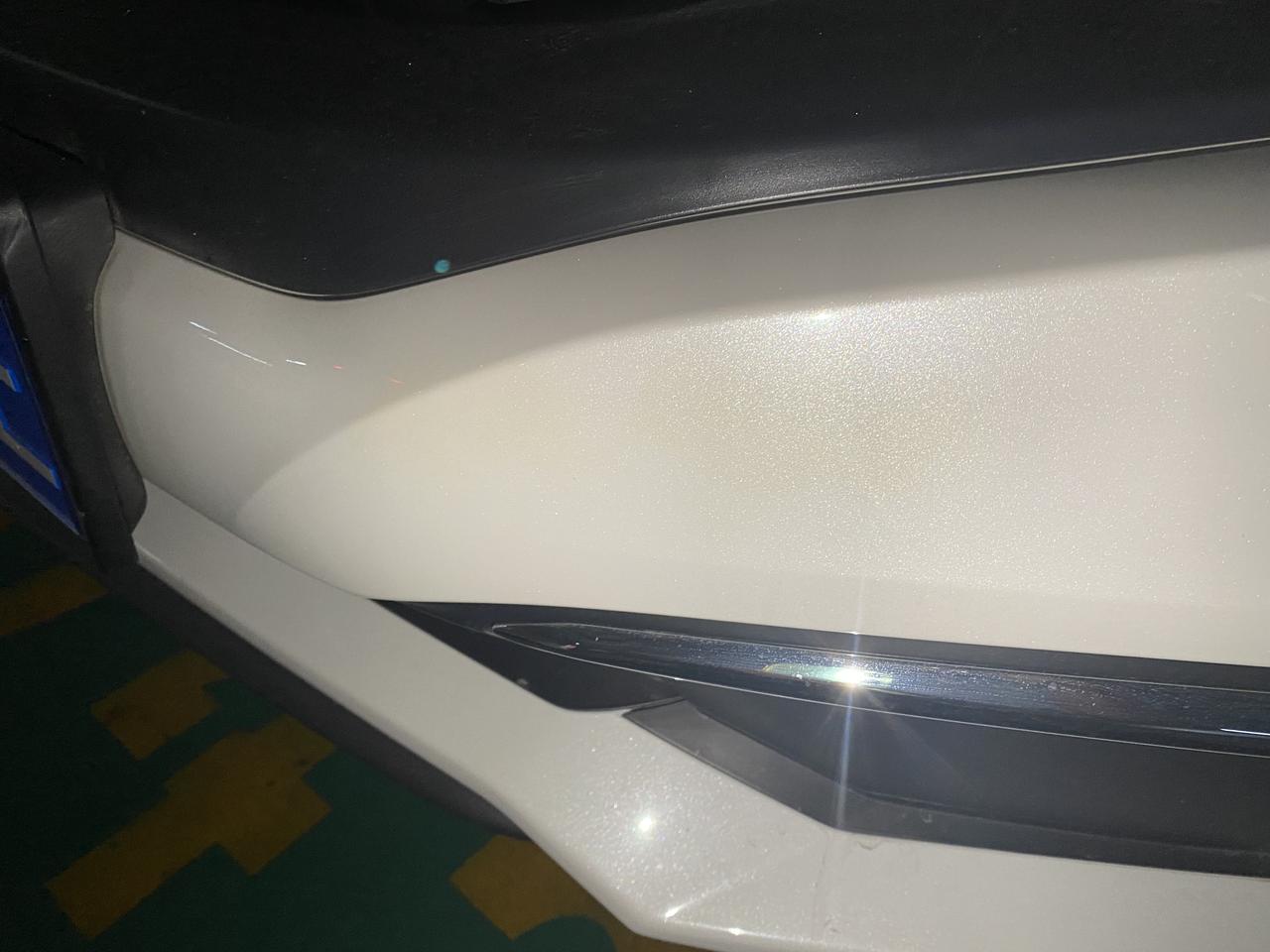 本田思域 不到一个月新车，前保险杠泛黄，有人知道什么原因吗