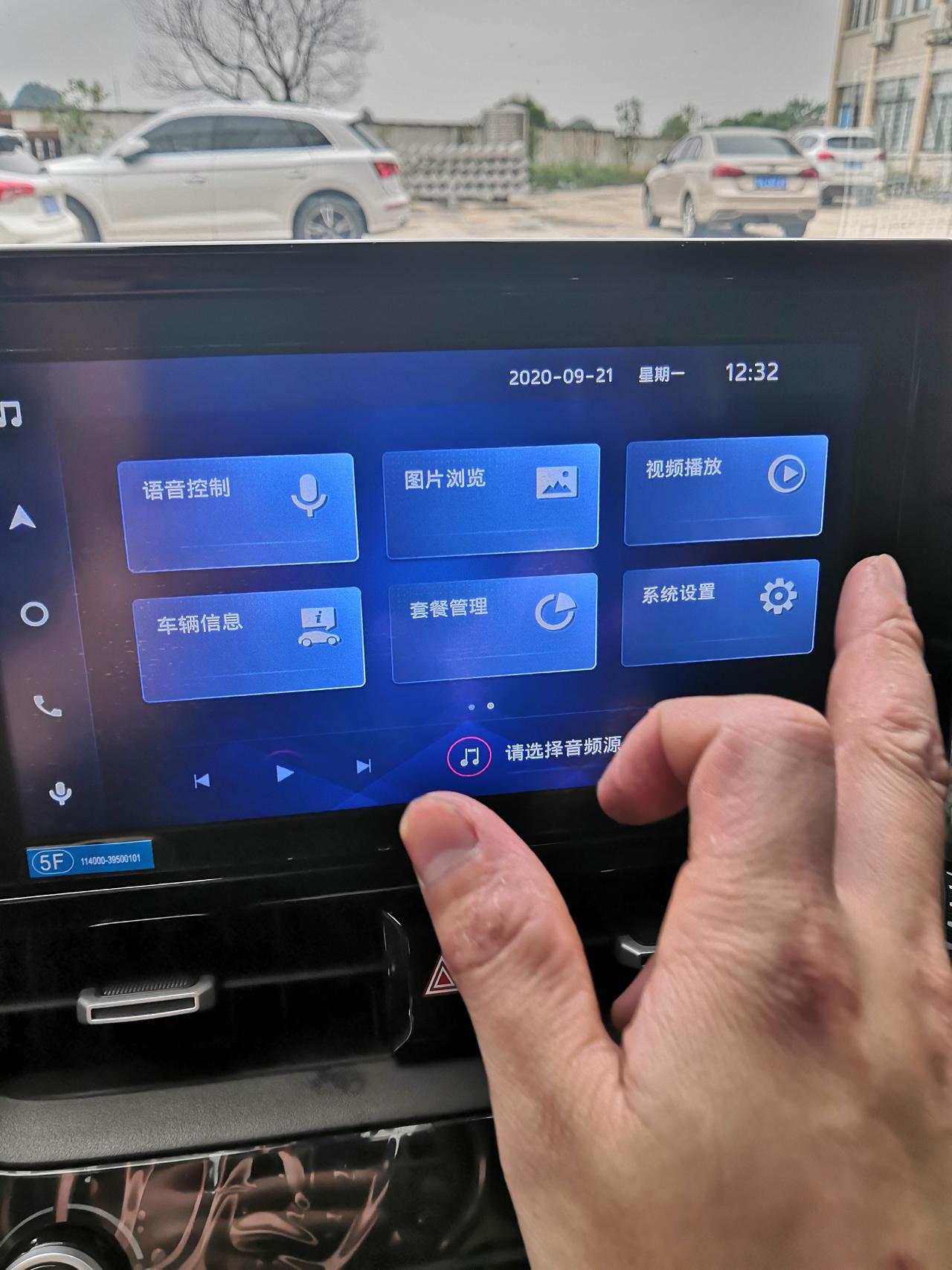 各位卡罗拉车友，我想问一下车载显示屏里没有百度CarLife软件怎么下载啊？问了问4S店也没说出个原因，个人感觉CarL