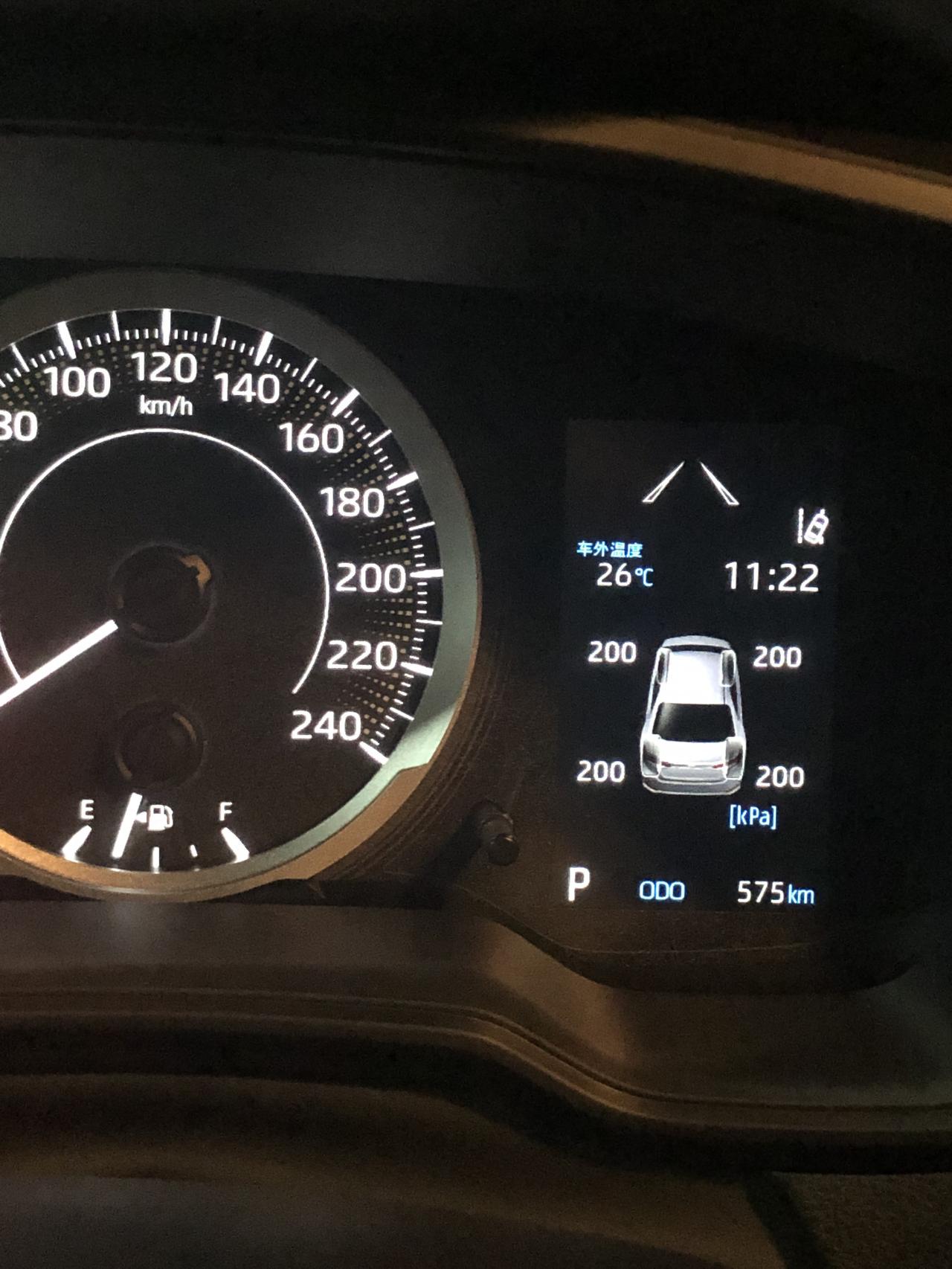 各位老铁，今天早上检查车，发现四个轮胎胎压都是200，需不需要去充下气奥？卡罗拉精英版