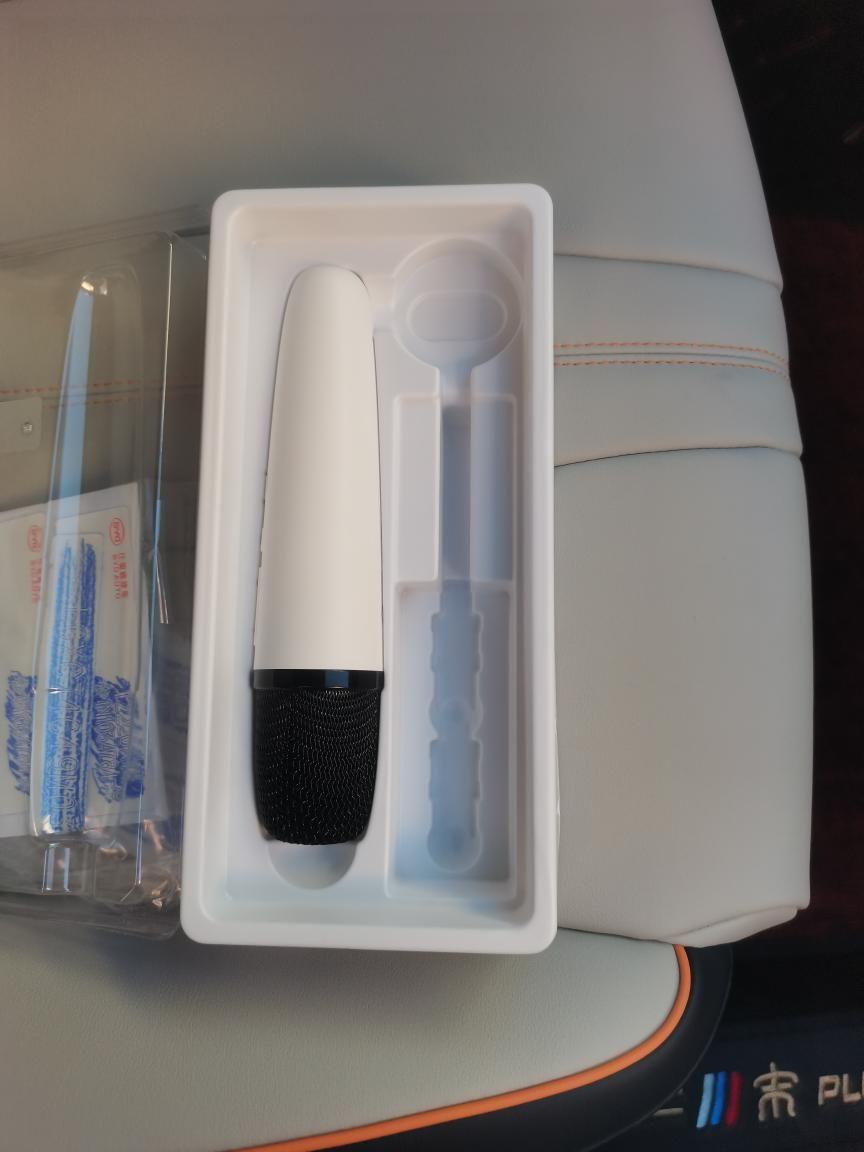 比亚迪宋PLUS DM-i 装麦克风这个盒子里还有什么呢？我提车的时候销售已经帮我把麦克风插入充电那里，也没太留意。大家