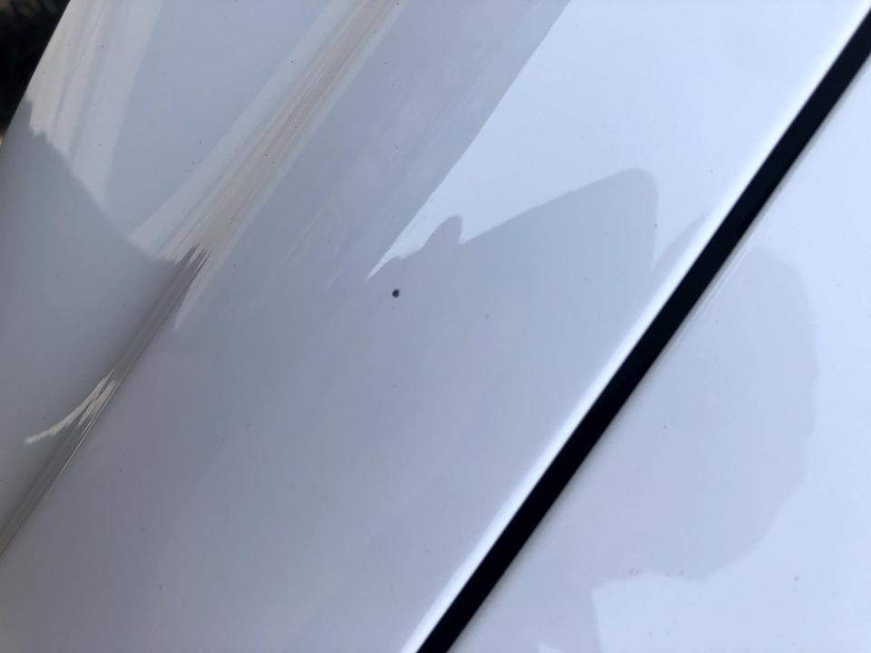 奔驰C级 大佬们，这些小伤痕是哪里来的，平时开车比较仔细也没磕碰到啊，而且这种地方要是自己碰的，那肯定别的地方也避免不了