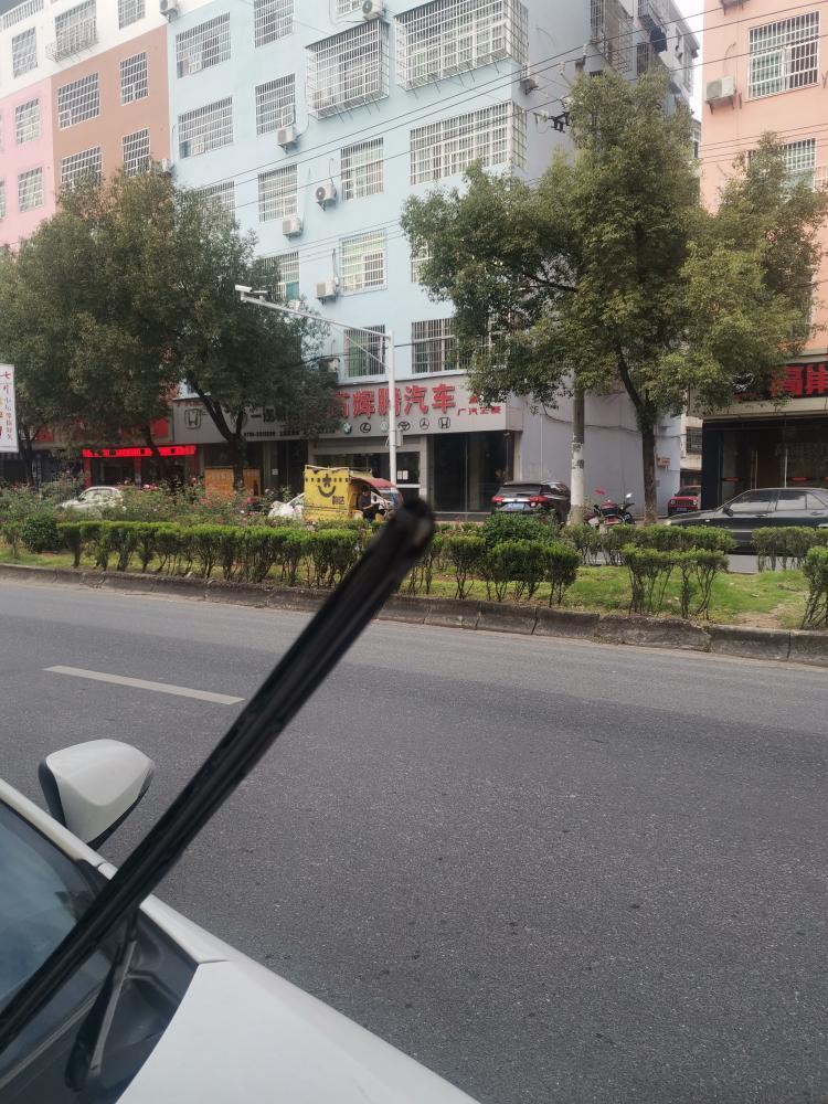 丰田卡罗拉 雨刮器胶条上的小钢条有一点出来了，什么情况