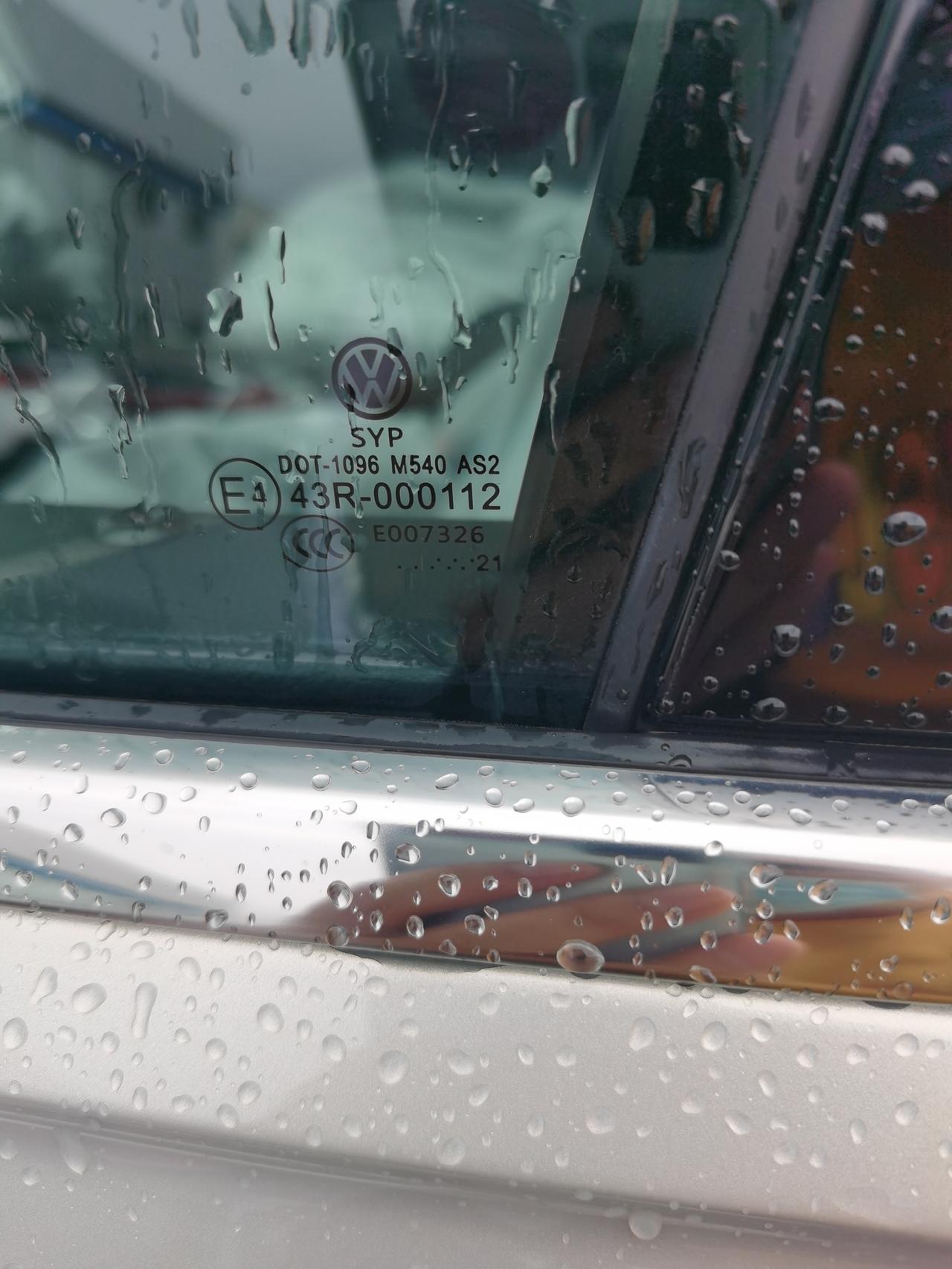 刚买的途观L330智享版，车窗前后门玻璃生产厂家不一样 正常吗