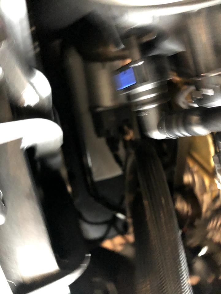 凯迪拉克CT5 各位大佬，ct5打开前机舱从里面能直接看到地板吗？车底下车头部分没有低护板吗