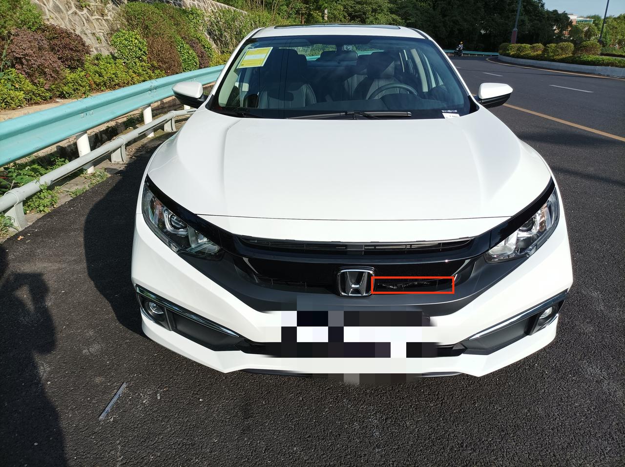 本田思域 今天刚提的车，回家下高速，才看到前面车标右边发动机舱里有跟线束，感觉很突兀，这是不是有什么问题？