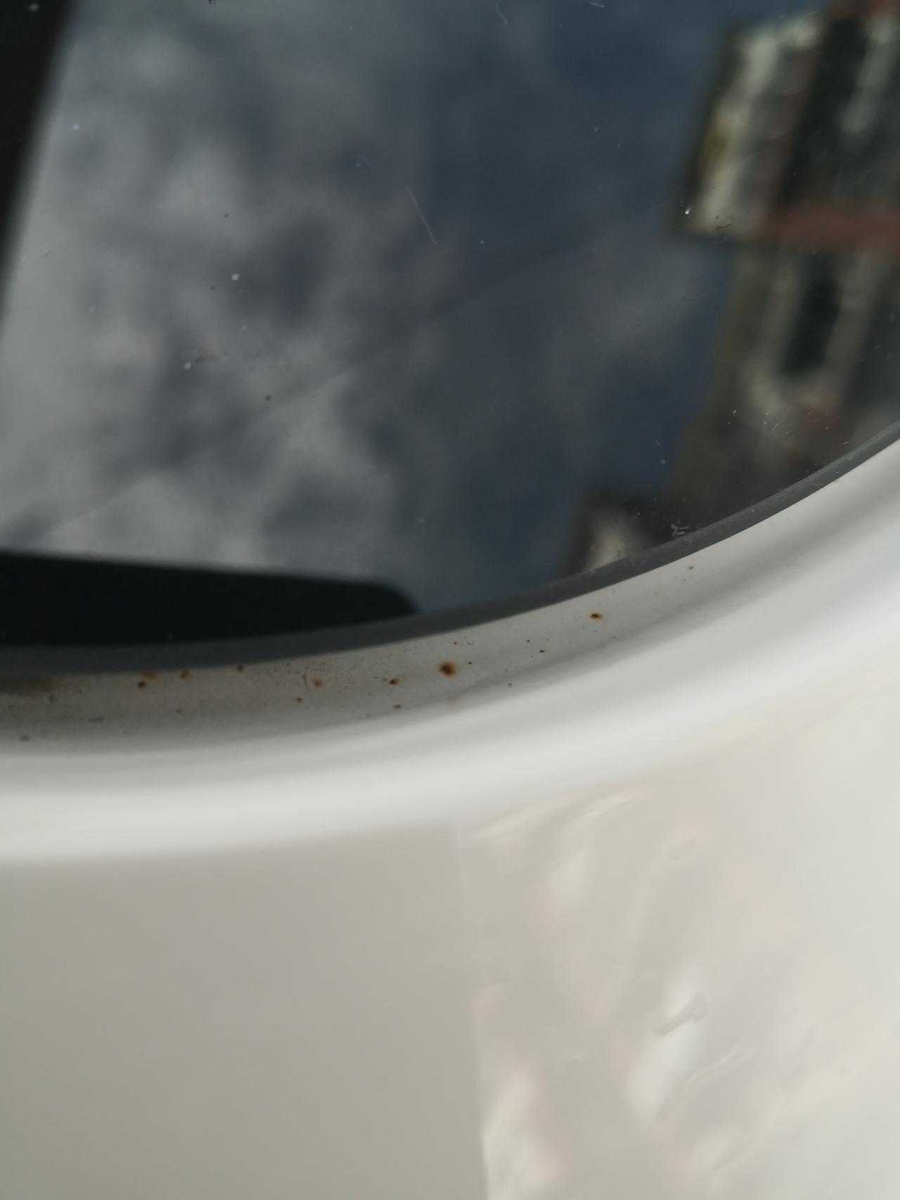 大家的车都这样吗？后挡风玻璃下面都有锈斑吗？卡罗拉双擎提车不到一个月。