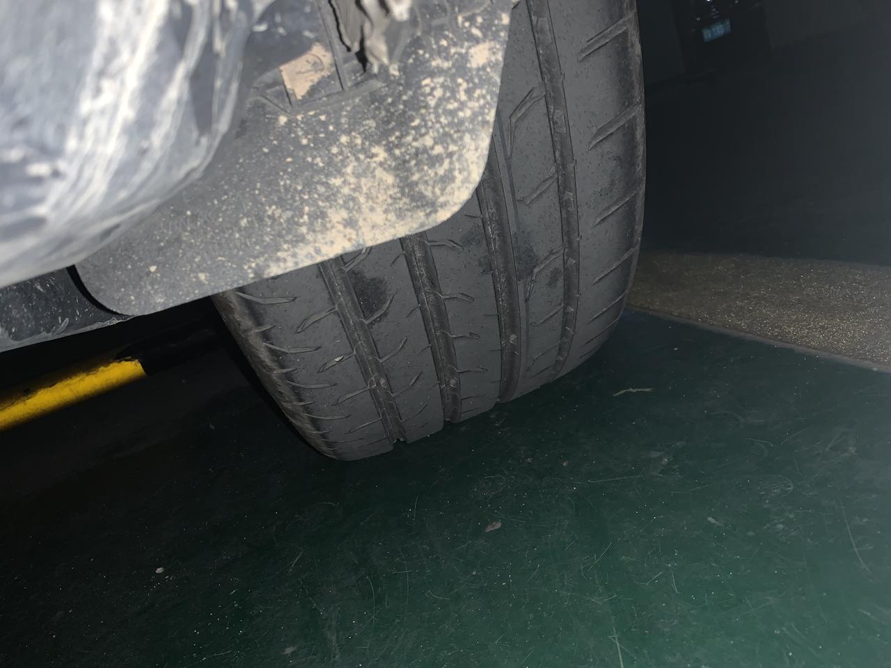 大众途观L 今天跑了70公里山路，回来跑了160公里高速。停车后车子后轮两个车胎内外侧都有黑圈，不知道是吃胎还是气压不足