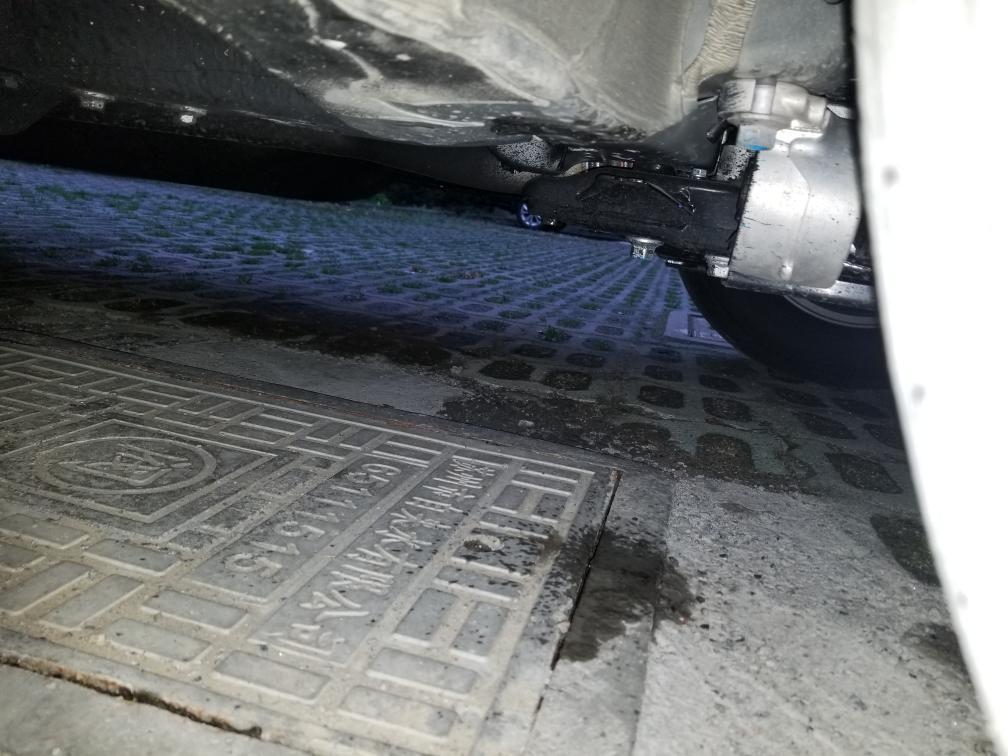 本田CR-V 请问没开空调，只开的暖风，一直滴水是怎么回事？