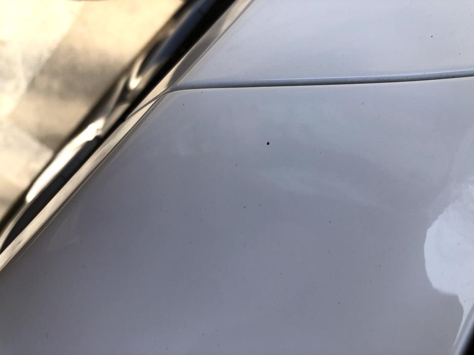 奔驰C级 大佬们，这些小伤痕是哪里来的，平时开车比较仔细也没磕碰到啊，而且这种地方要是自己碰的，那肯定别的地方也避免不了