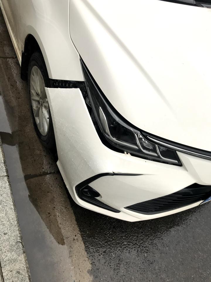 丰田卡罗拉 昨天停车的马路上面停了一辆铲车，铲车的铲子有一点点露出来在马路上面（不仔细看看不出来）这是背景。我停车的时候