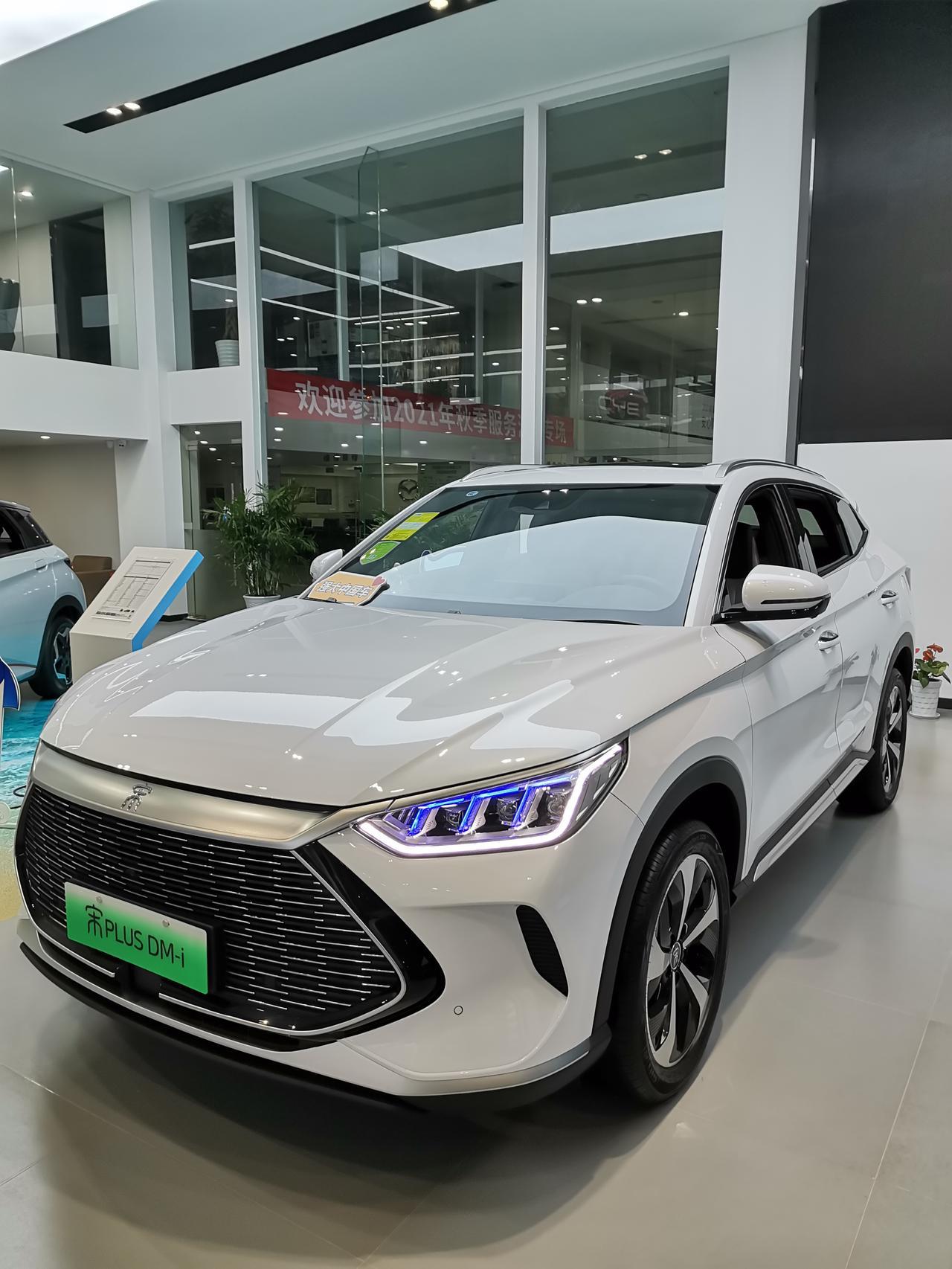 比亚迪宋PLUS DM-i 在比亚迪车店提完车 什么资料也没有 就一张发票跟说明书 连合同书也给店里回收了 这样正常吗？