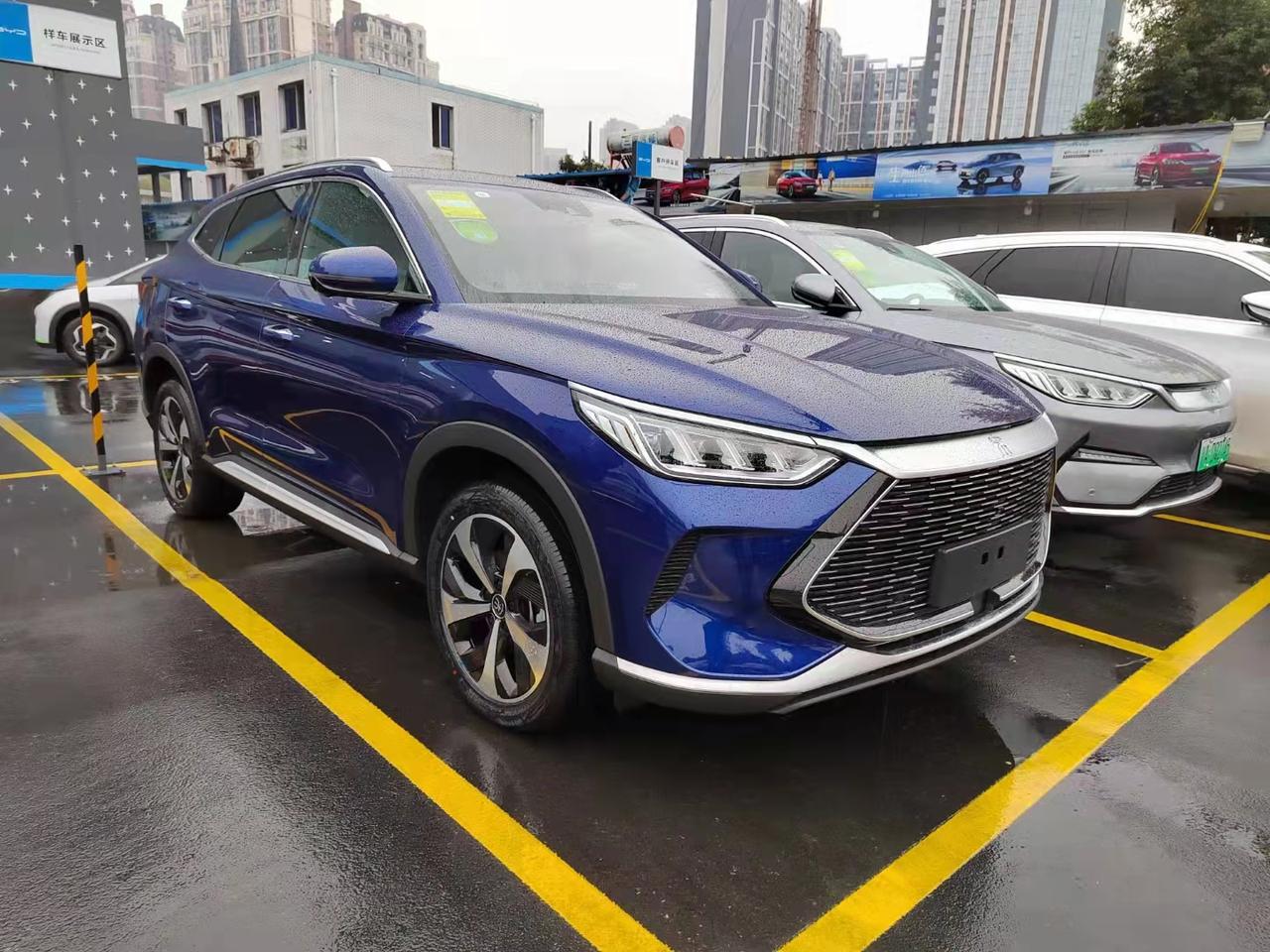 比亚迪宋PLUS DM-i 家里有台油车途观 准备再购置一台新能源车 纠结plus16.98顶配和海豚10.88时尚版 