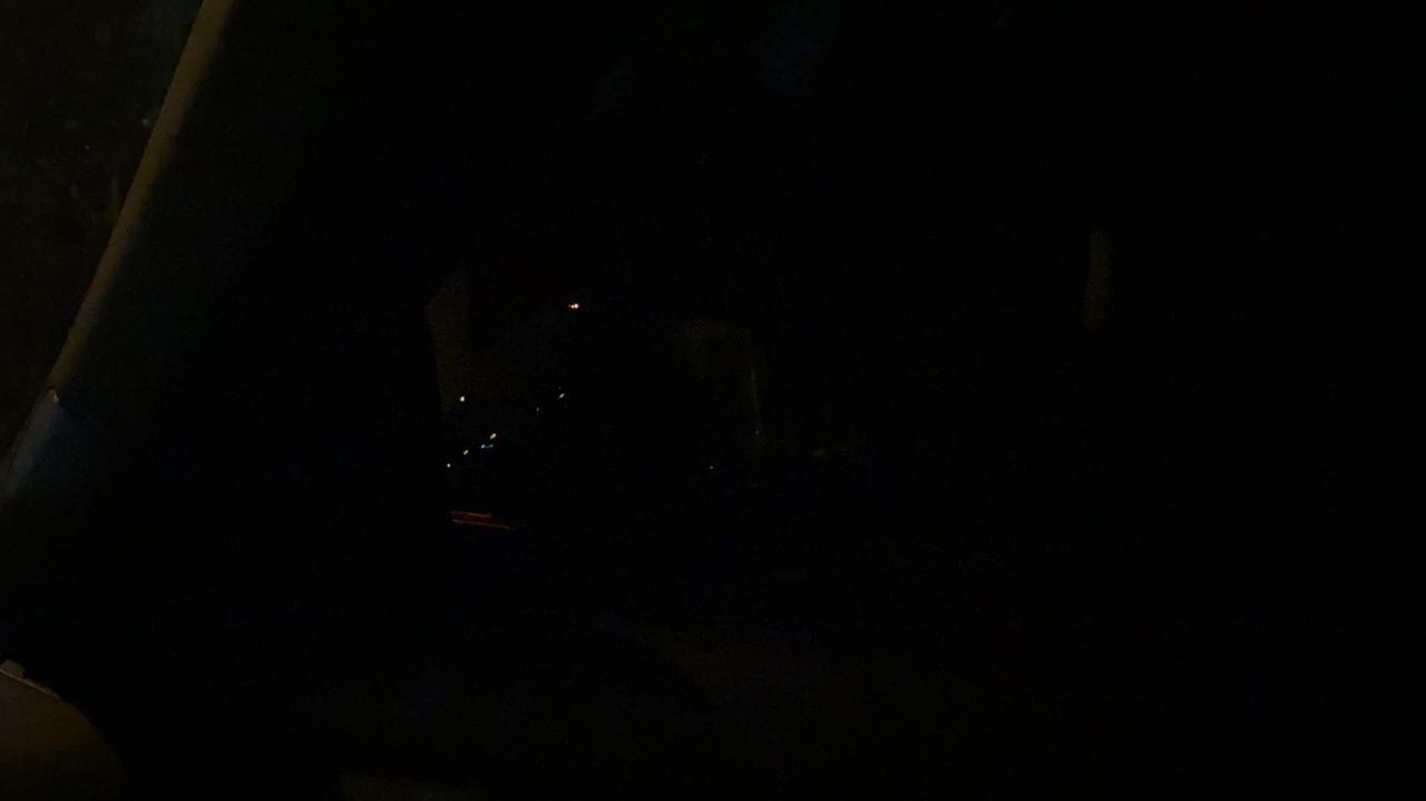 凯迪拉克CT5 4儿子送的3m的膜，晚上稍微没光就看不清后视镜了。这正常吗？贴图是一张手机正常拍摄，另外一张是手机补光拍