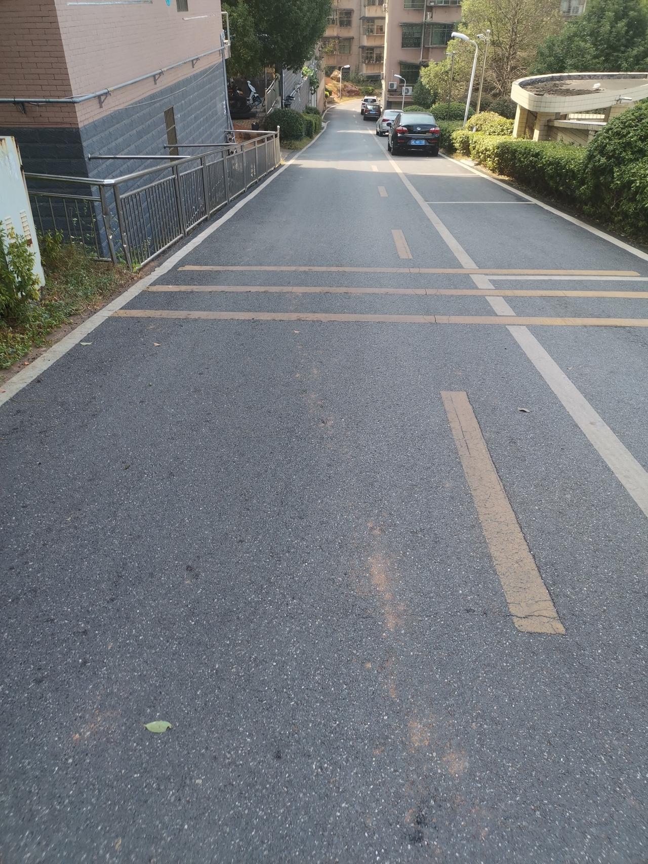 日产天籁 脚刹刹不住可咋办？停在坡度稍微大一点点的坡上，就刹不住了，往后溜………去4S店叫师傅搞了一下还是这样……这才买