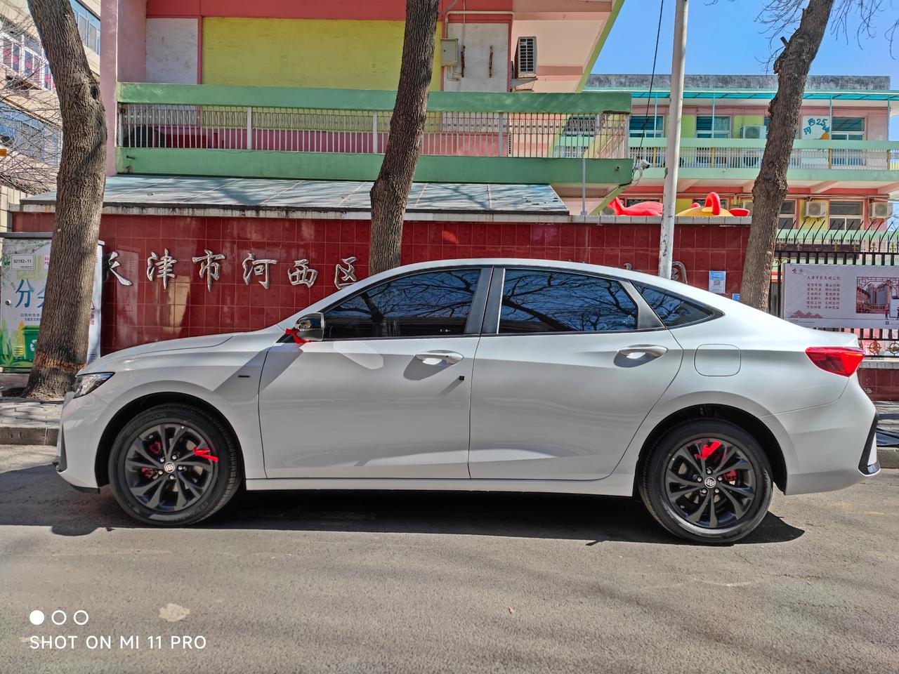 别克威朗 各位大佬，为啥车子稍微踩油门大点声音特别大，还不走，什么原因呢？