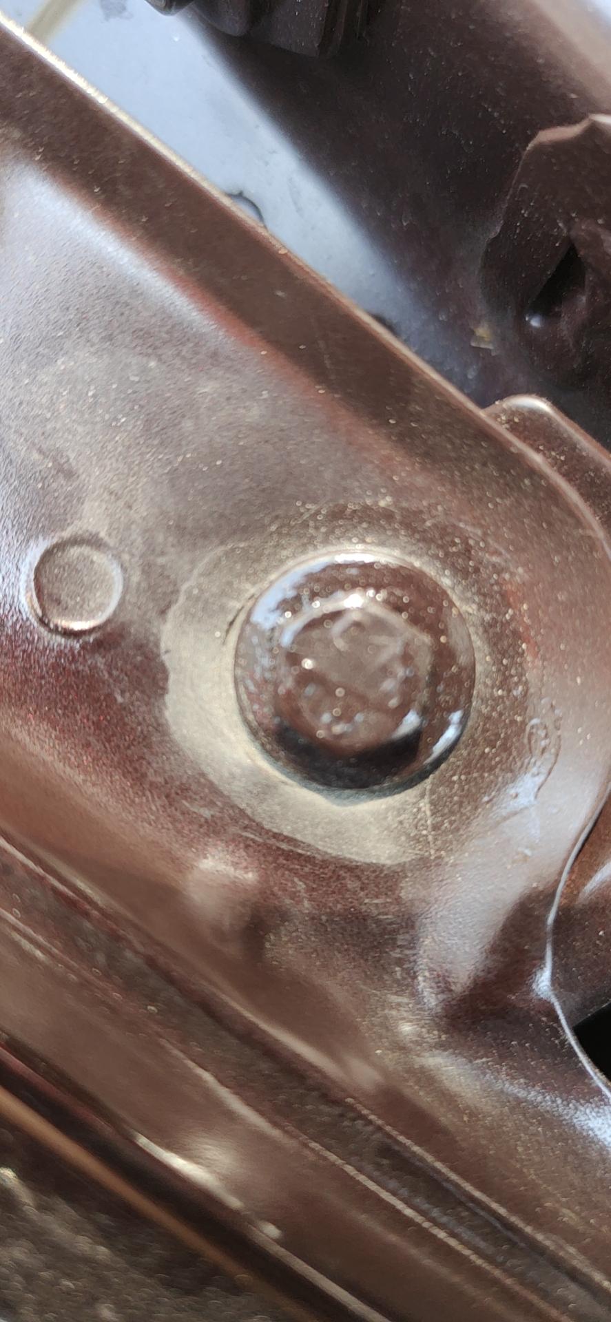 凯迪拉克CT5 CT5引擎盖的螺丝点漆正常吗？你们有这个情况吗