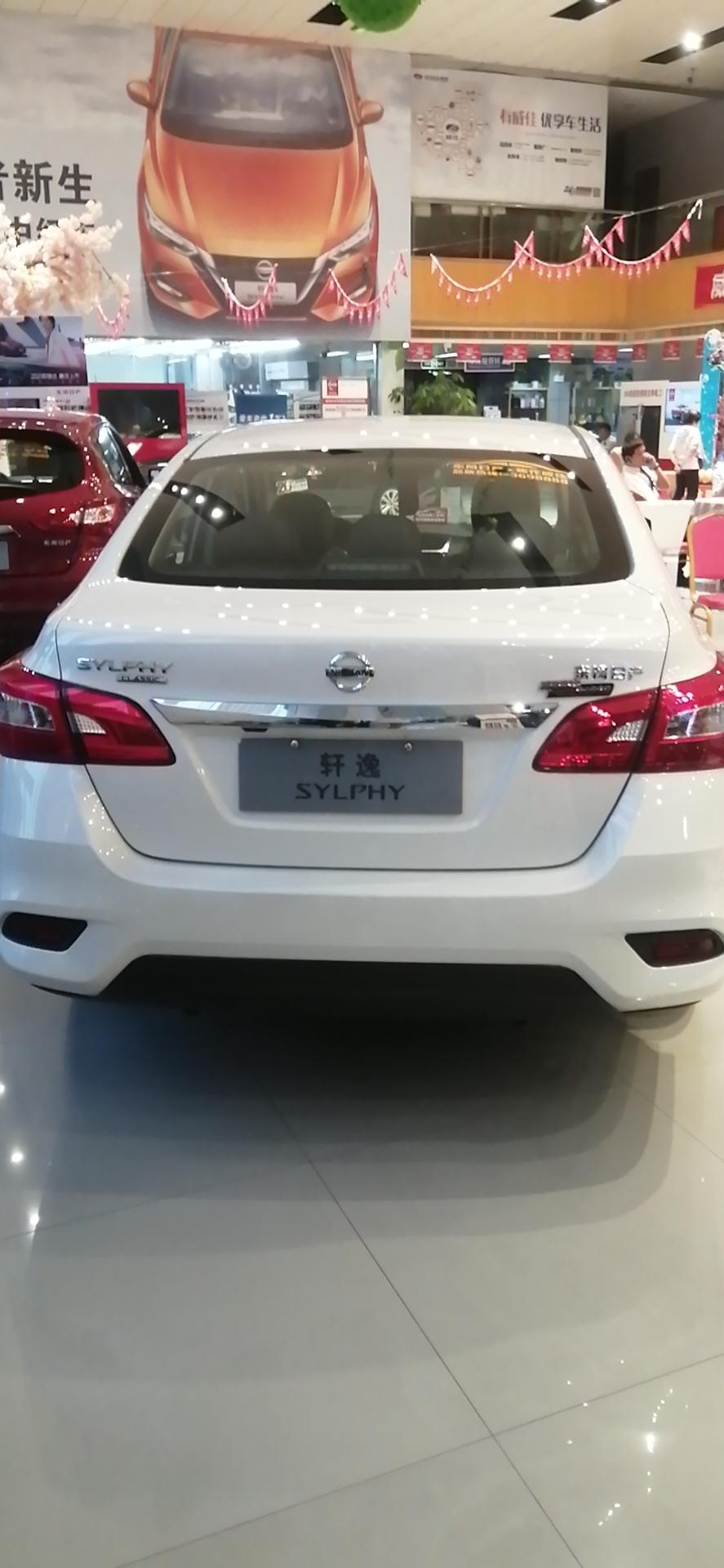 这两天去4s店，我看中的是21轩逸经典豪华版，销售经理给我他的底线，网上报价11.66，他给我最低价10.16，但是要在