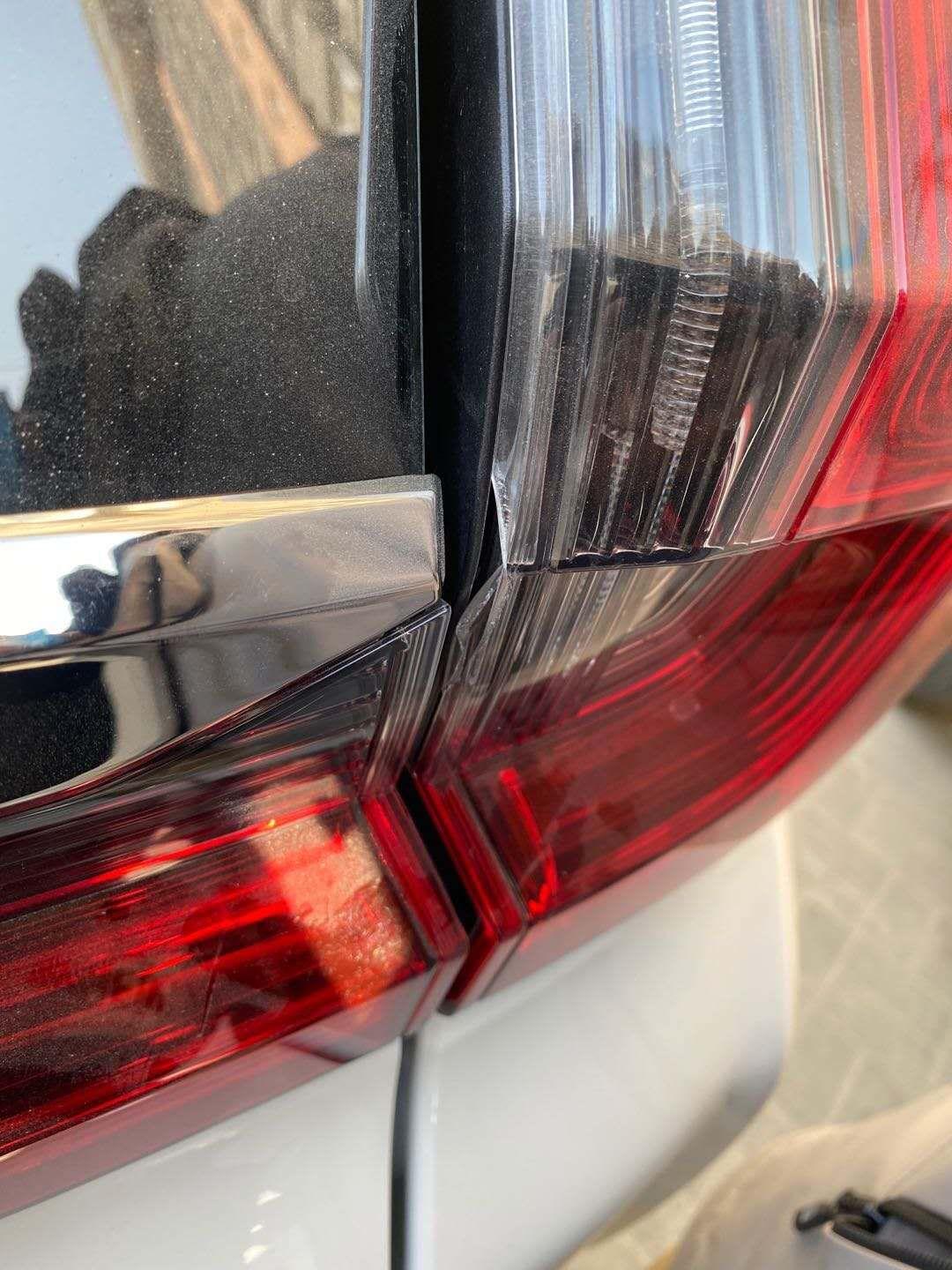 本田CR-V 请问一下大家一个问题，我买车10月30号我11月10好发现后备箱尾灯有缺口，周围没有任何剐蹭，他们给换新的
