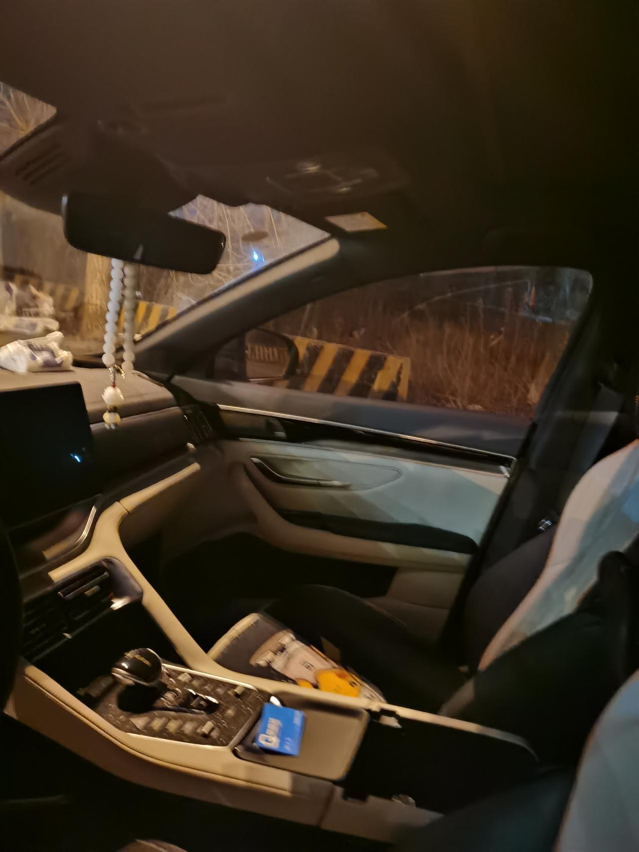 比亚迪宋PLUS DM-i 主驾驶开门以后室内迎宾灯不亮是怎么回事？已经在中控屏幕设置好了开门就亮灯