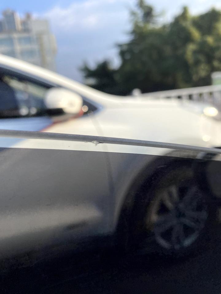 丰田卡罗拉 请教各位大神，前两天去贴膜一直没落车窗，今天一看发现玻璃有缺口，想问下这是什么原因造成的啊？是小刀除旧膜的时