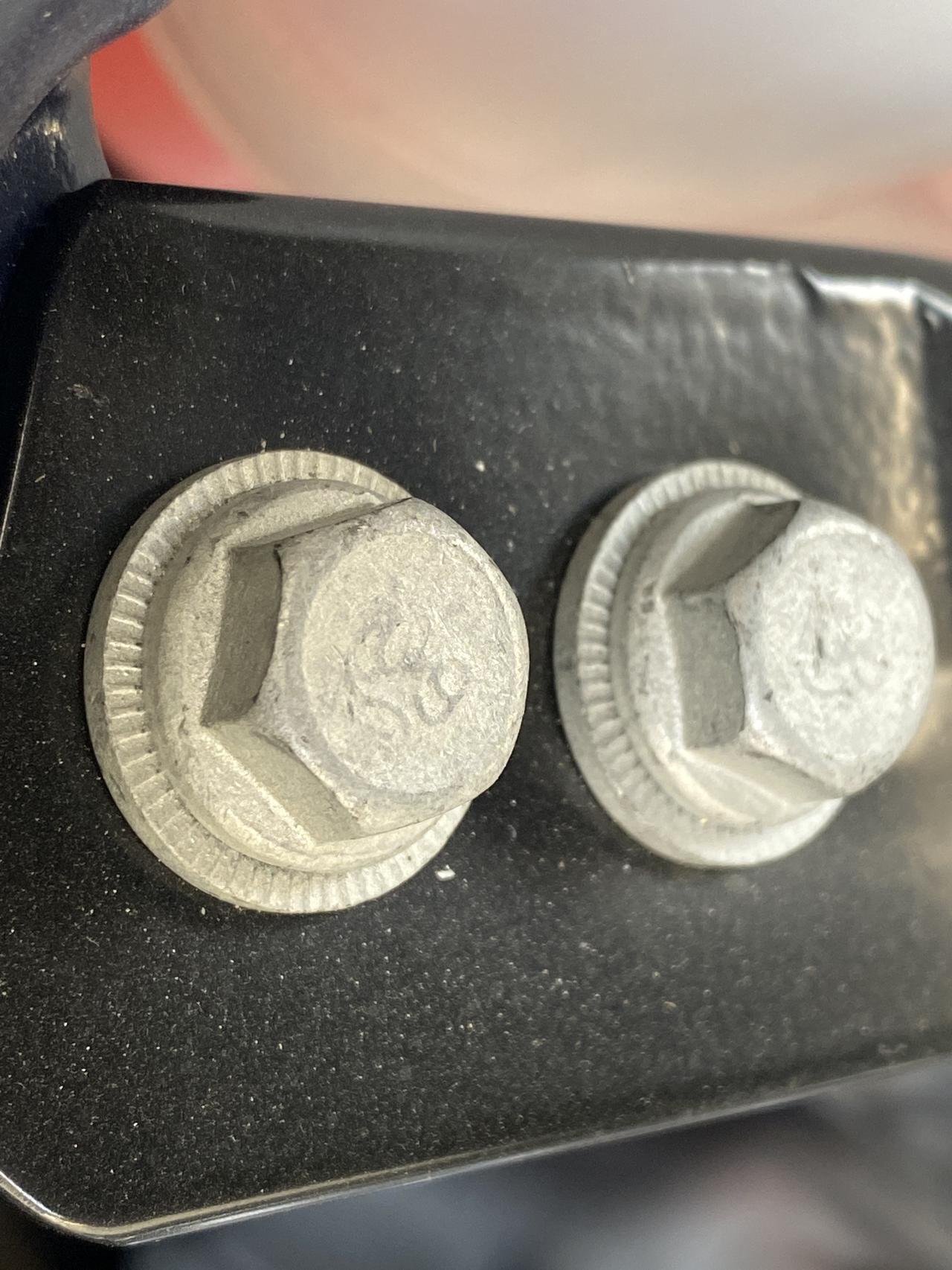 凯迪拉克CT5 新车ct5机舱螺丝感觉被扭过  问下各位大哥们你们新车螺丝有这样的吗？