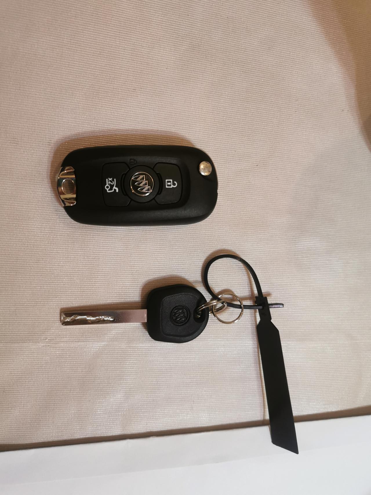 别克威朗 22款乐享已提车，给我拿了一把智能钥匙、一把机械钥匙，请问各位车友是不是只有这两把钥匙？